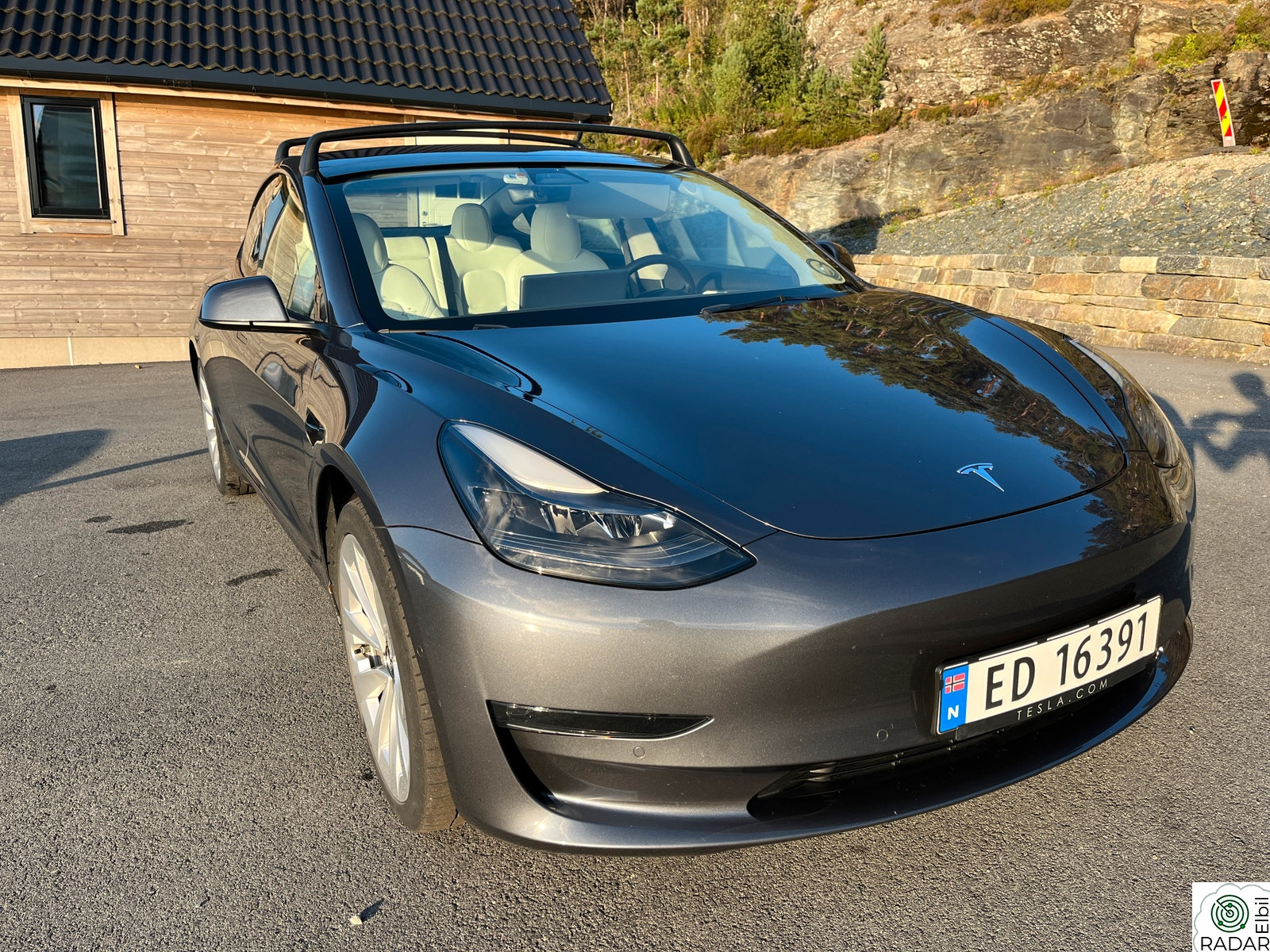 TESLA Model 3 Long Range AWD med hvit interiør/Krok/Takstativ mm