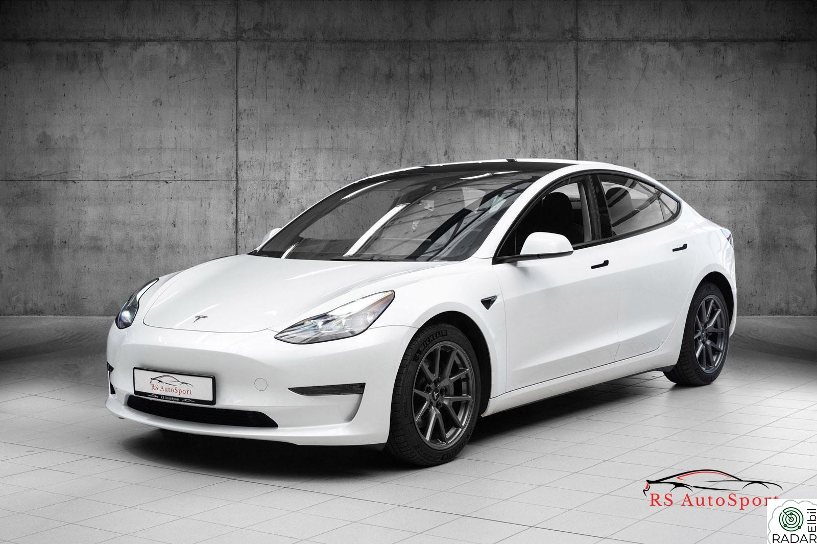TESLA Model 3 LONG RANGE 1-EIER AWD AP 614KM PANO S+V NYBILGARANTI+