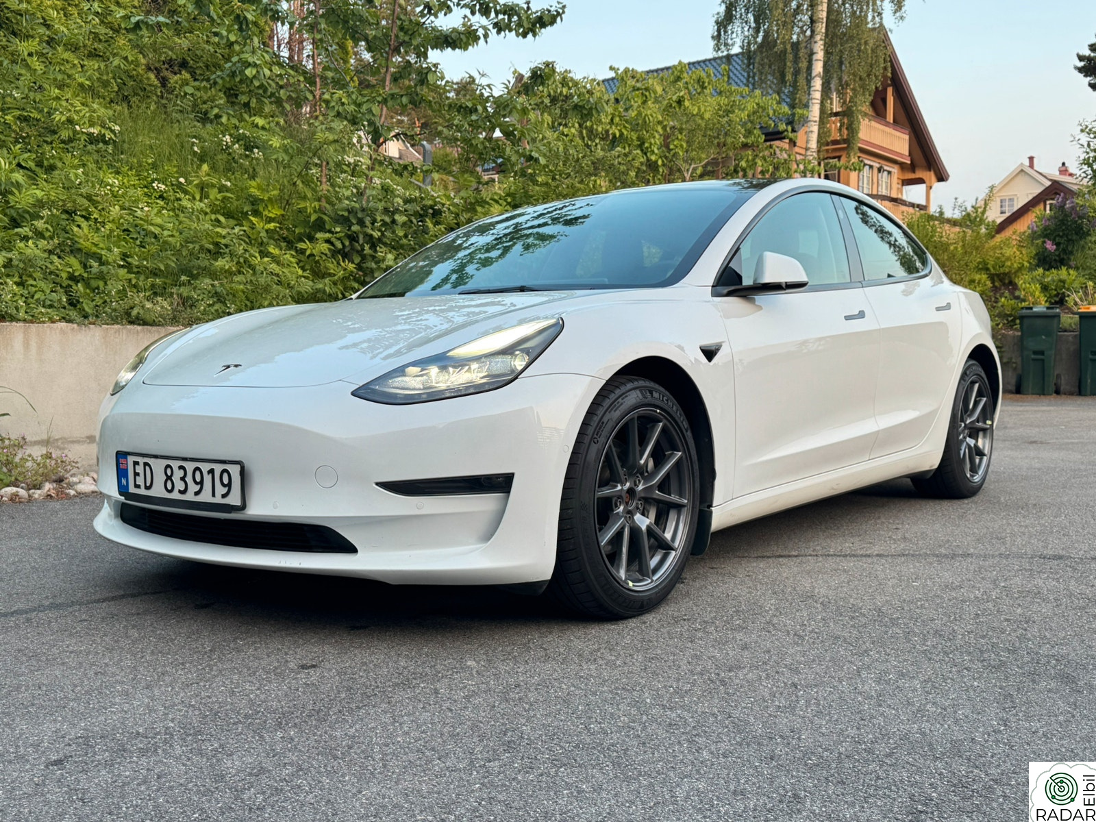 TESLA Model 3 Long Range med firehjulstrekk og god WLTP-rekkevidde.