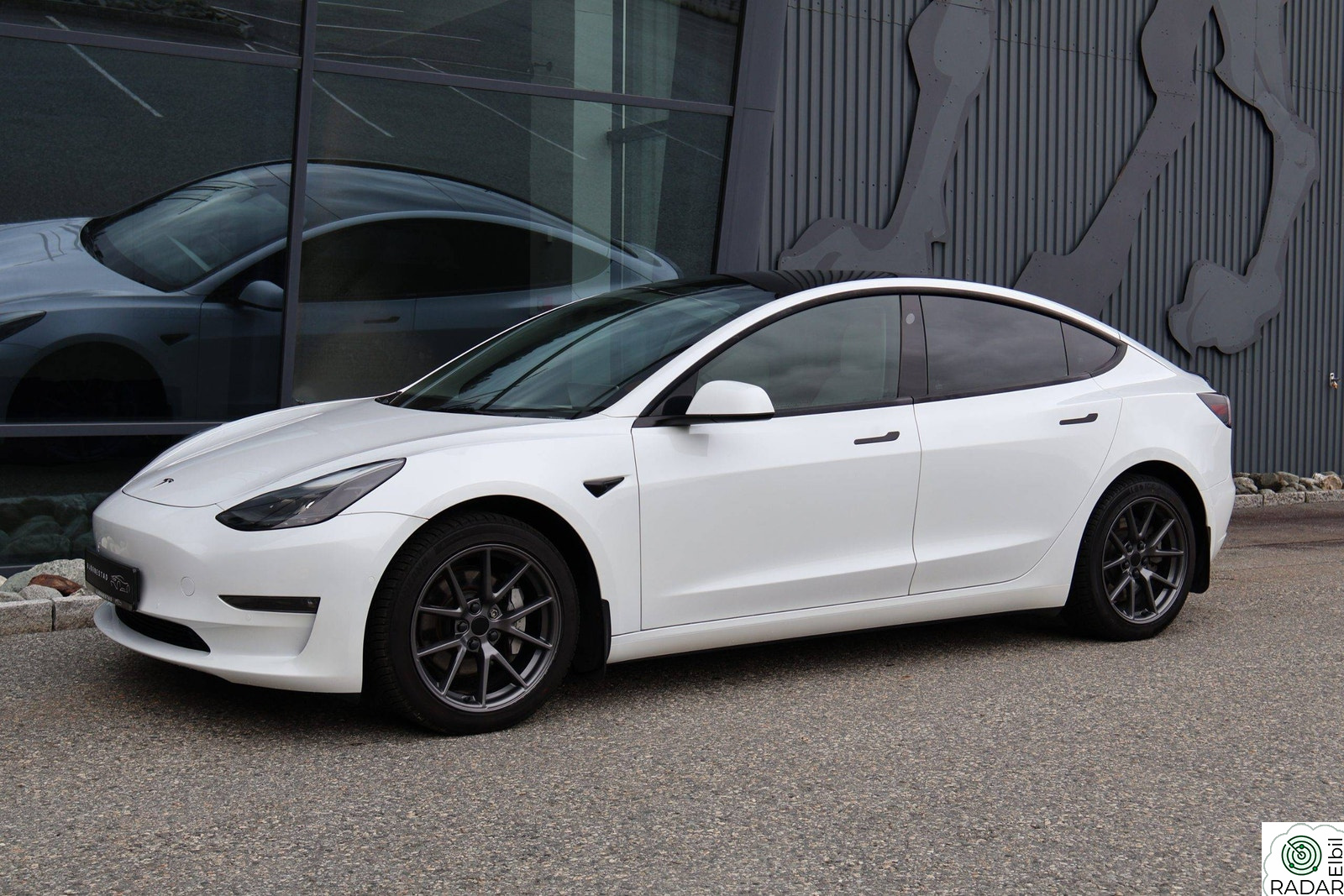 TESLA Model 3 LR AWD Facelift/Varmepumpe/Hengerfeste/El-bakluke ++