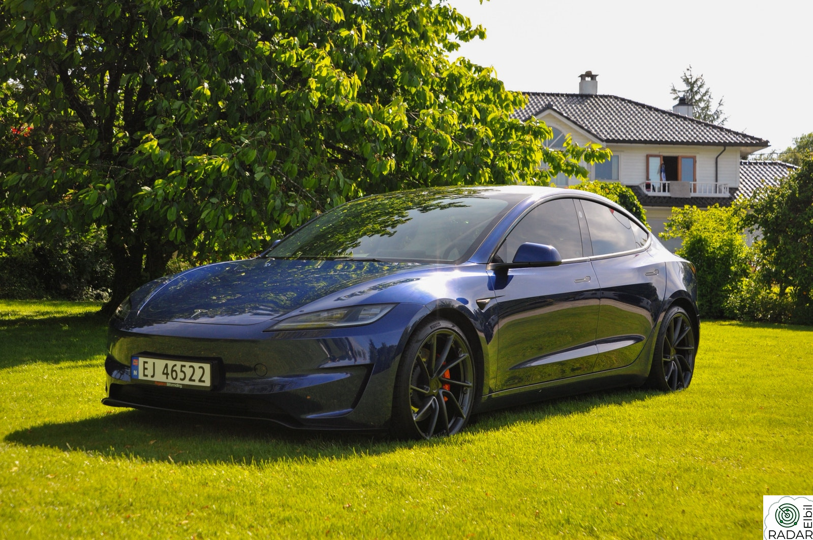 TESLA Model 3 Performance AWD, 20“ S+V, Hengerfeste