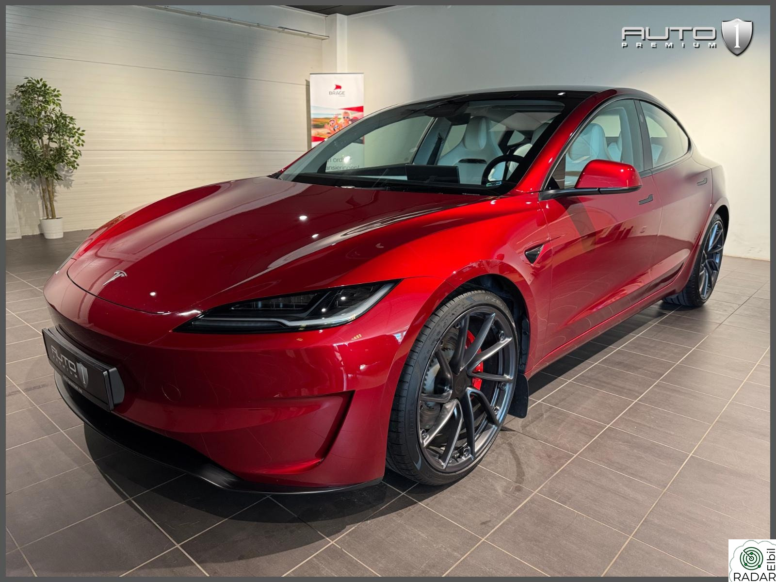 TESLA Model 3 Performance, LED-Matrix,360*,20" Warp,Ultra Red / hvit