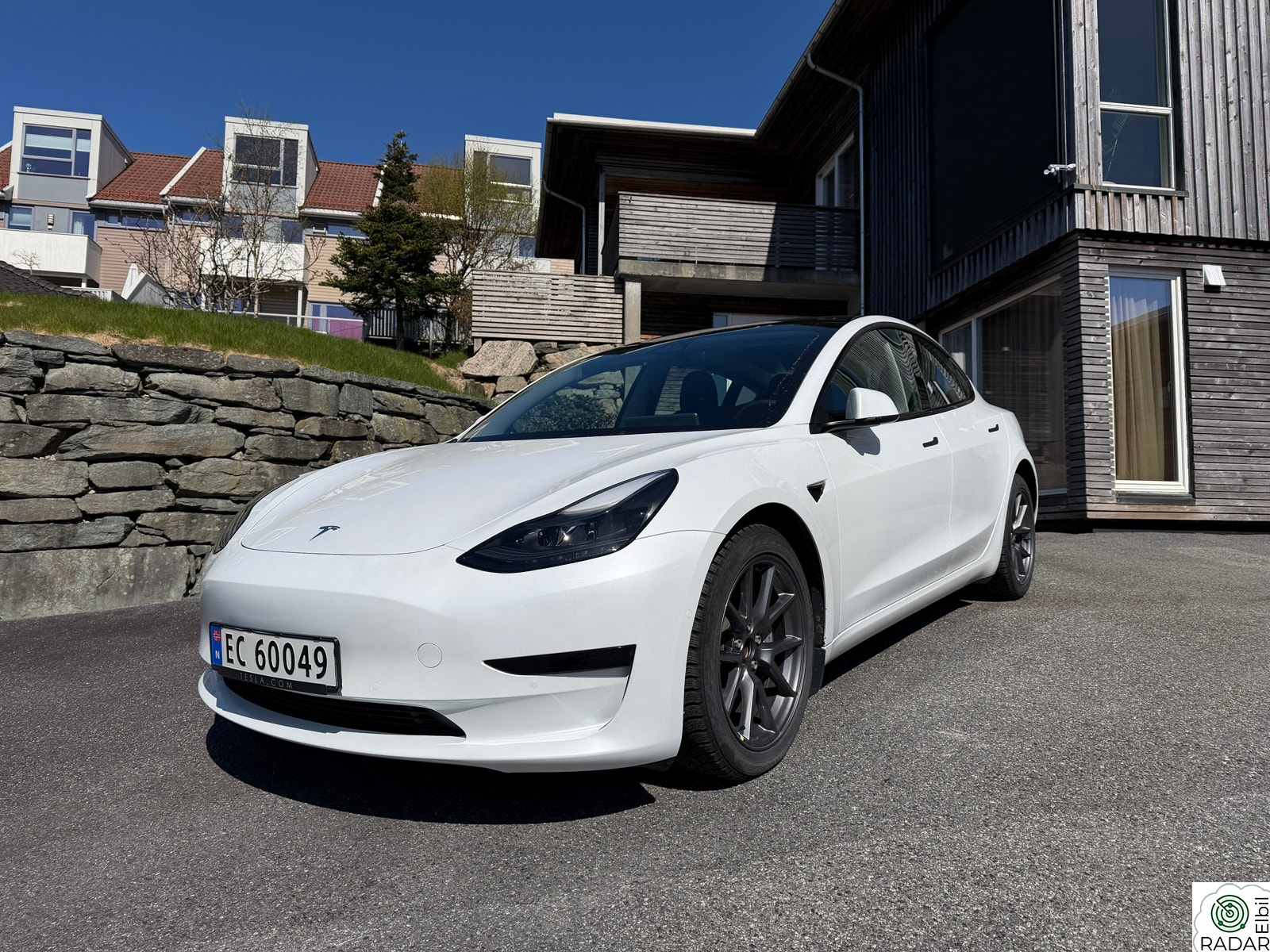TESLA Model 3 Standard Range Plus RWD, Hengerfeste!