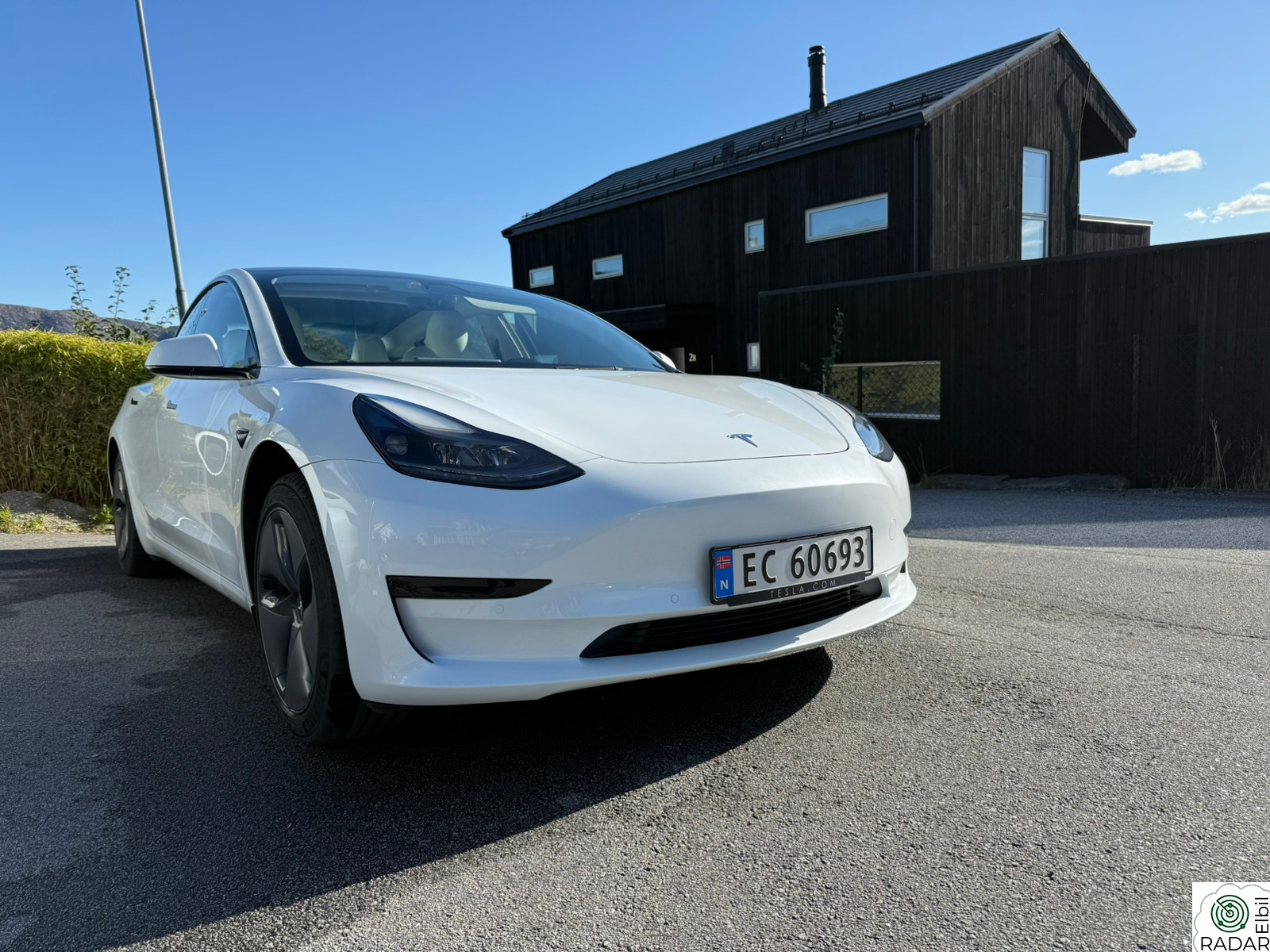 TESLA Model 3 Standard Range Plus / Hvit interiør