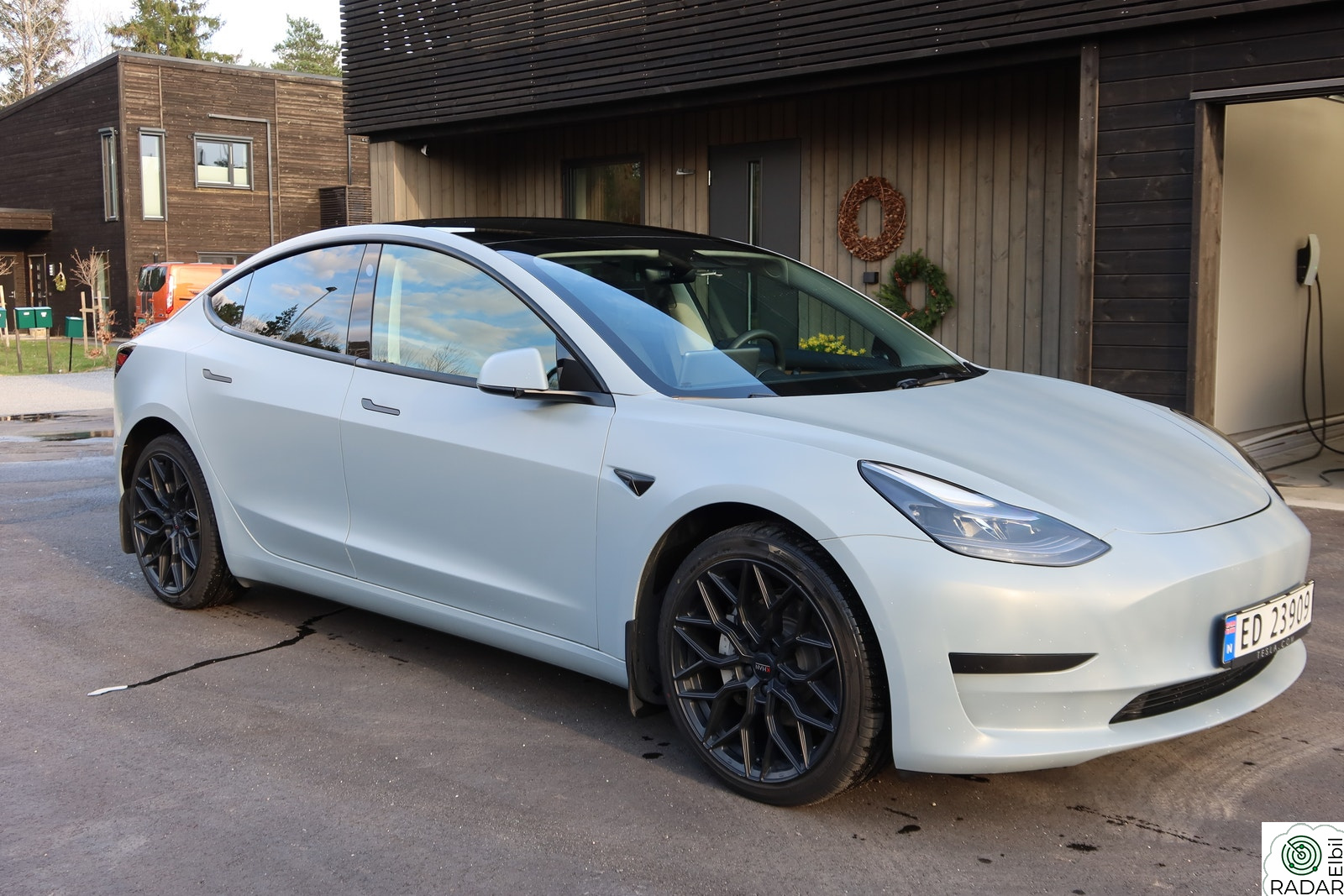 TESLA Model 3 SR+ (foliert, sorte felger sommer & vinter)