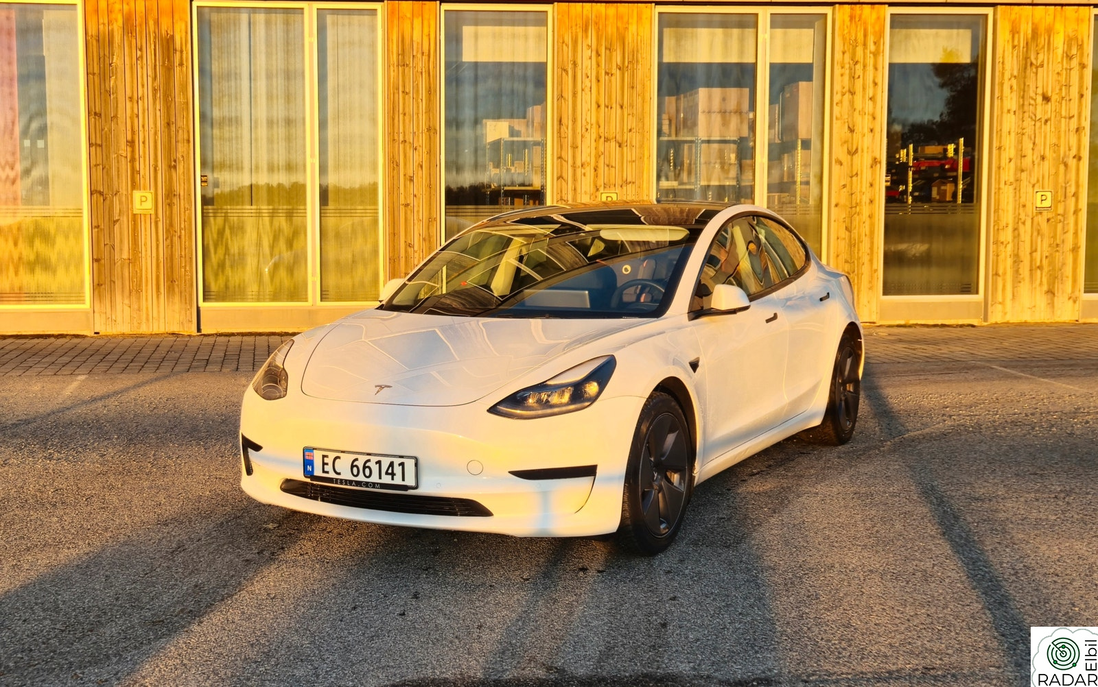 TESLA Model 3 EU 2027, nylig service, hengerfeste, gode dekk
