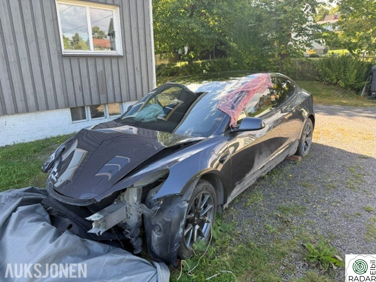 TESLA Model 3 Standard Range Plus RWD Kollisjonsskadet