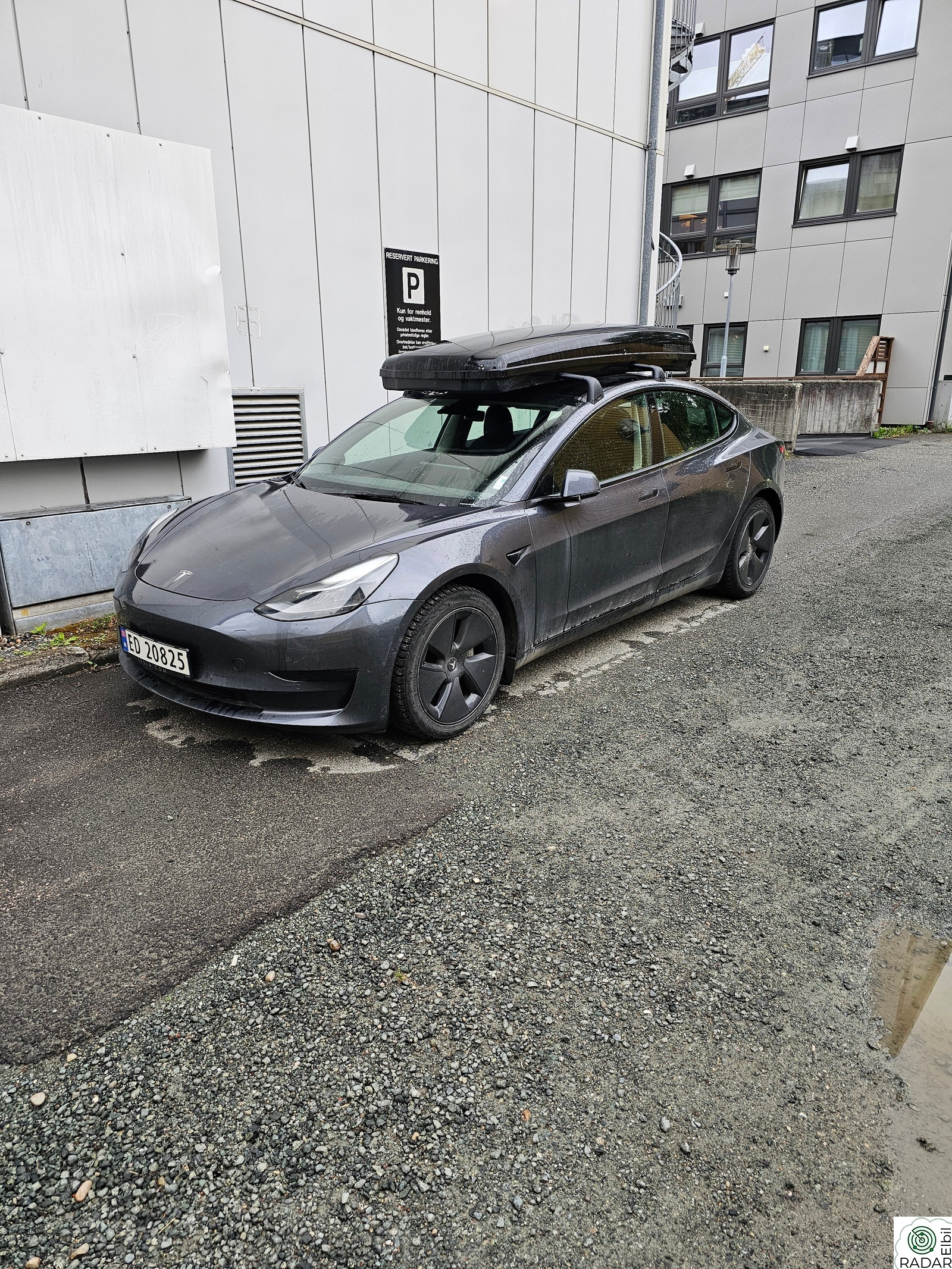 TESLA Model 3 Standard Range Plus med hengerfeste og vintermatter