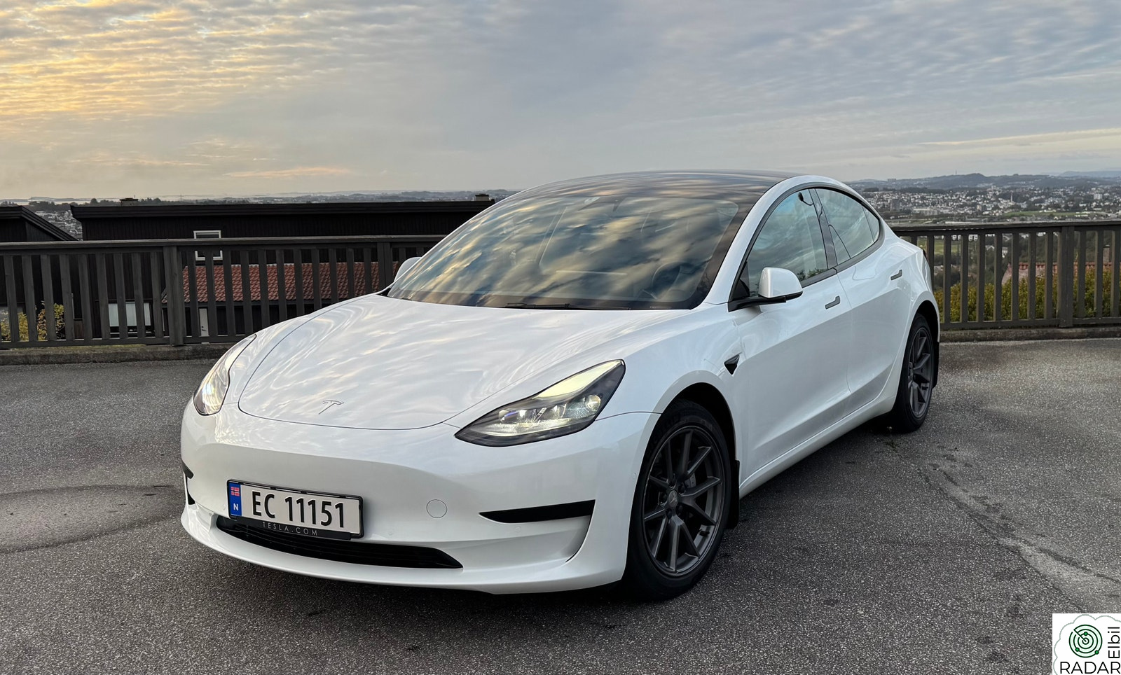 TESLA Model 3 SR+ RWD, hengerfeste og nybilgaranti til juni 2026