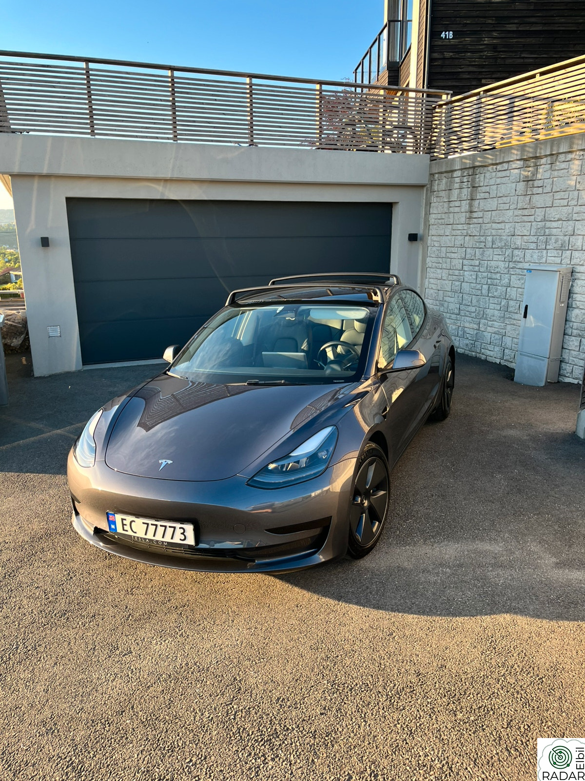 TESLA Model 3 Standard Range Plus RWD m/ hengerfeste & takrails