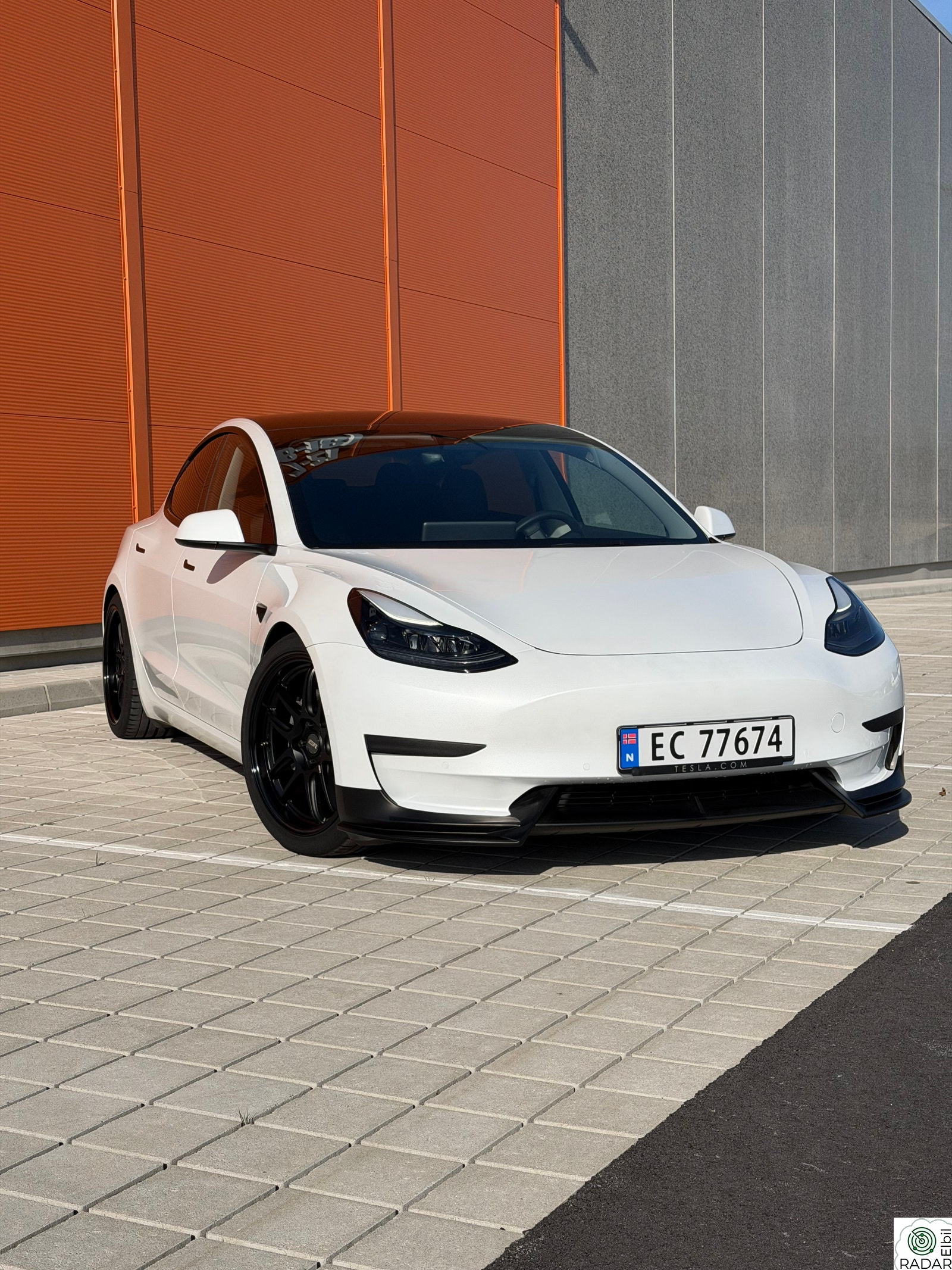 TESLA Model 3 SR+ | 17 100 km | LFP | Varmepumpe | 19” ESR AP8 | H&R