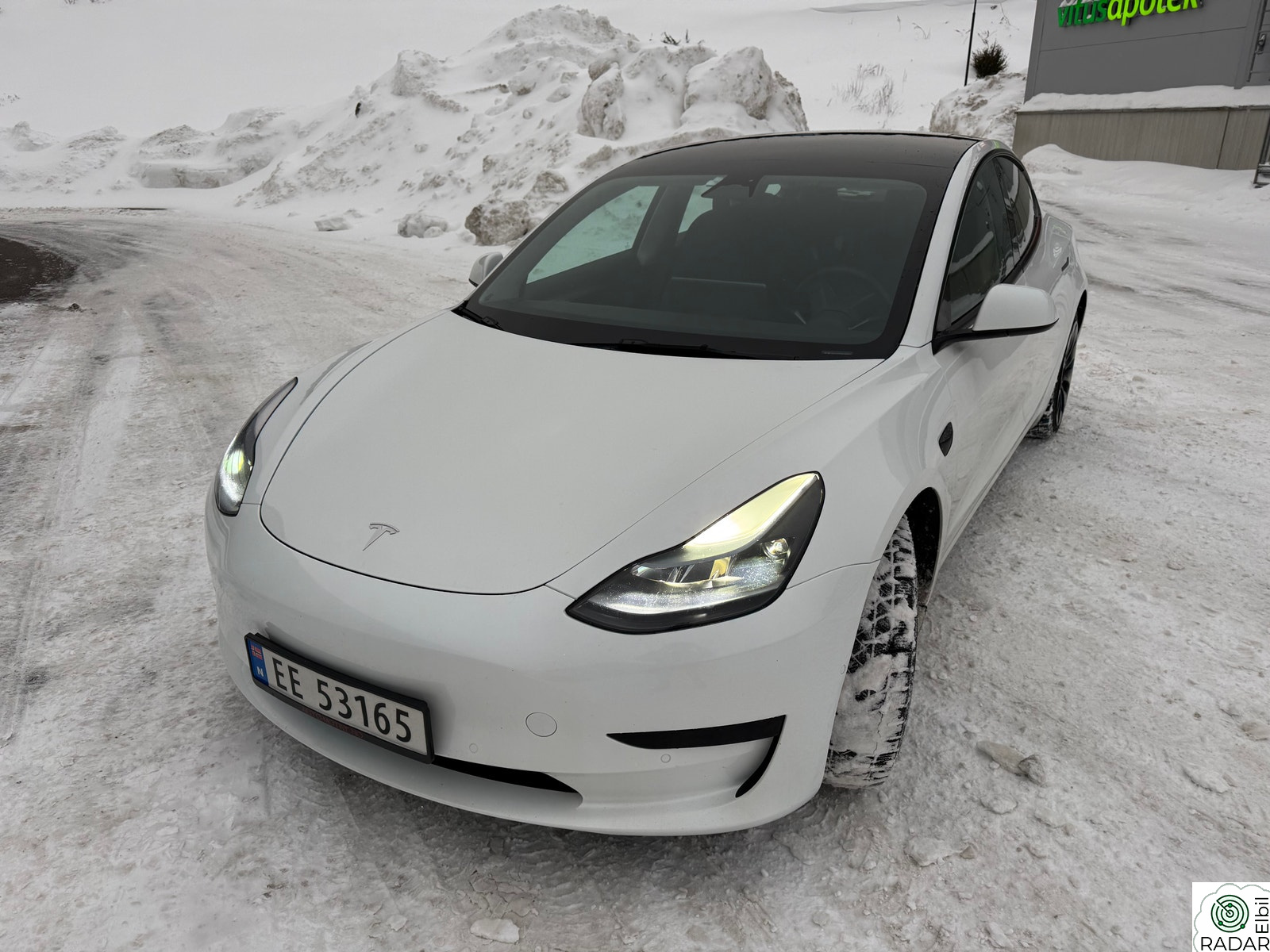TESLA Model 3 SR+