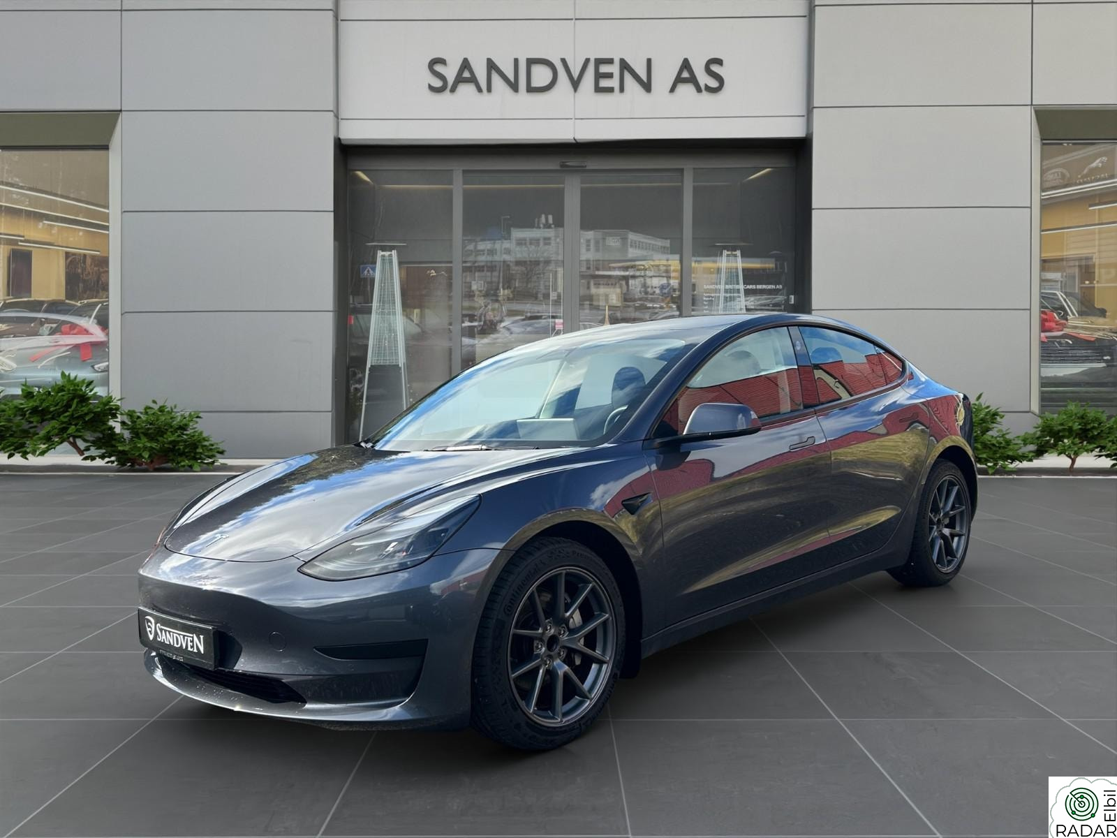 TESLA Model 3 SR 490km WLTP /Autopilot/Skinn/Varmepumpe/Pano/LED