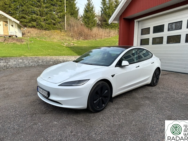TESLA Model 3 Pris kr 7500.- MYE KM, selges for kr. 290 000.-