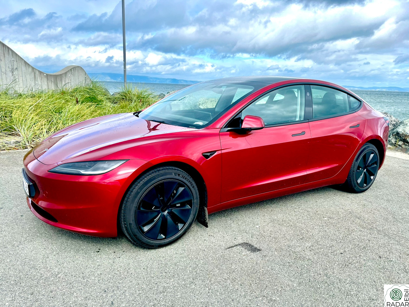 TESLA Model 3 Highlander / 554 km WLTP / Hengerfeste