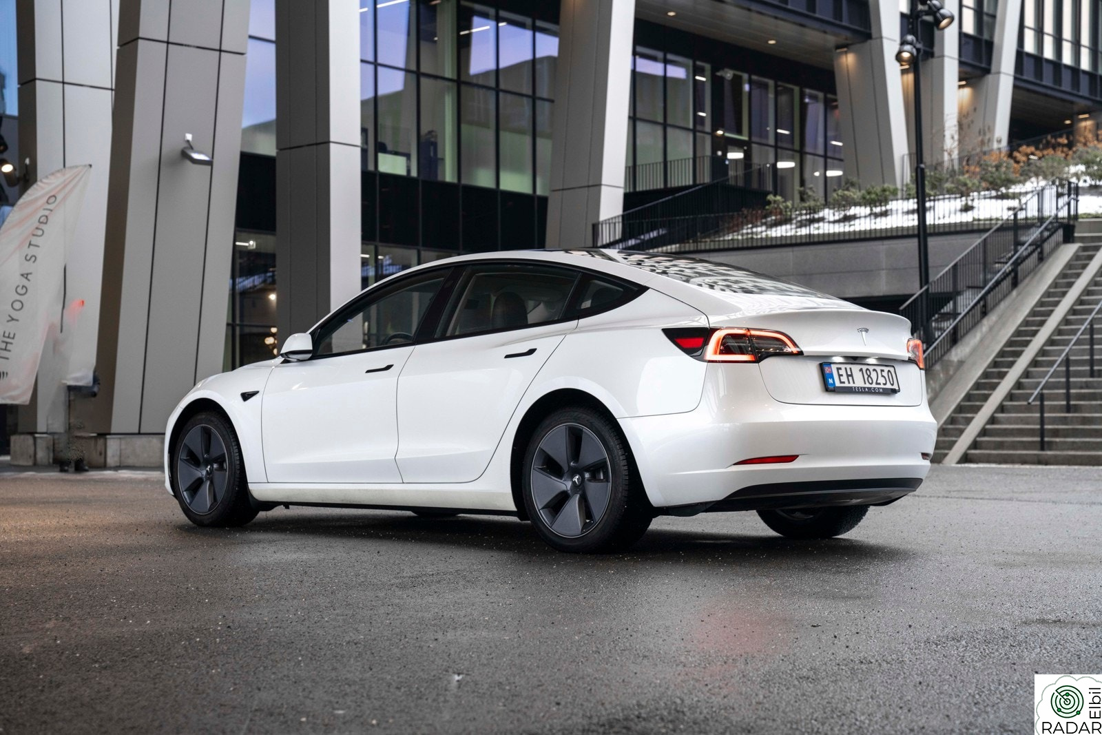TESLA Model 3 SR+ | HENGERFESTE | Auto Pilot | Varme i alle seter+++