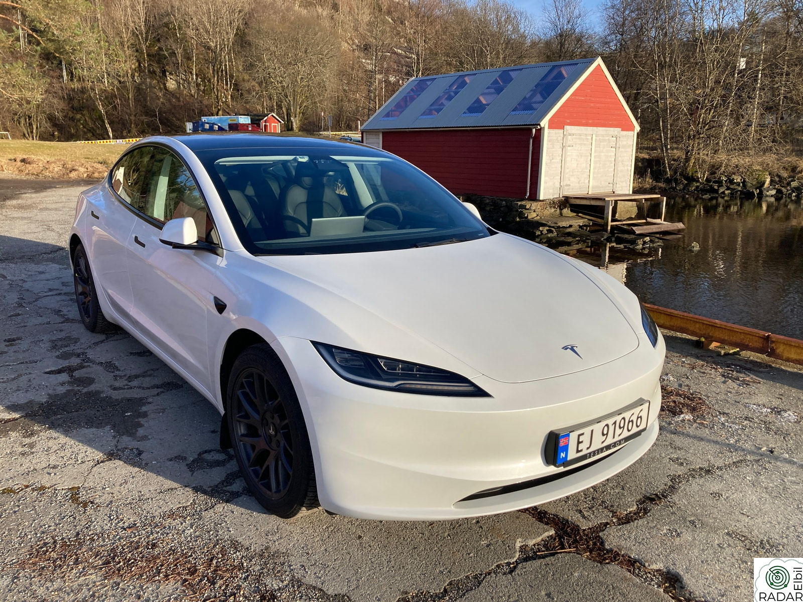 TESLA Model 3 Highland 2025 RWD m/blinklyshendler & krok/Gar. 2030