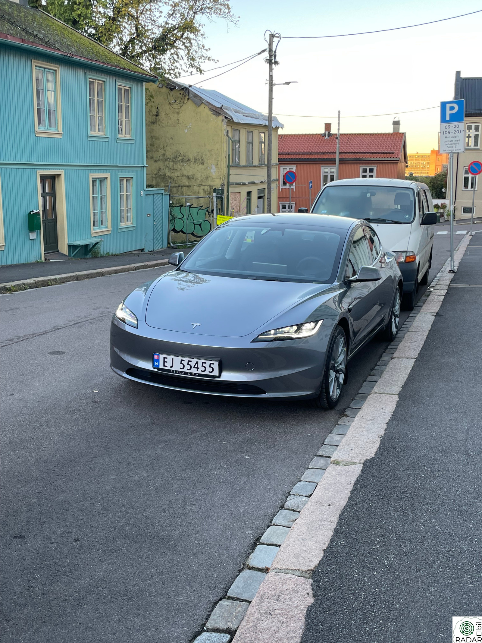 TESLA Model 3 SR RWD 513 Km Quicksilver/Skinn/Krok/S&V Hjul/++