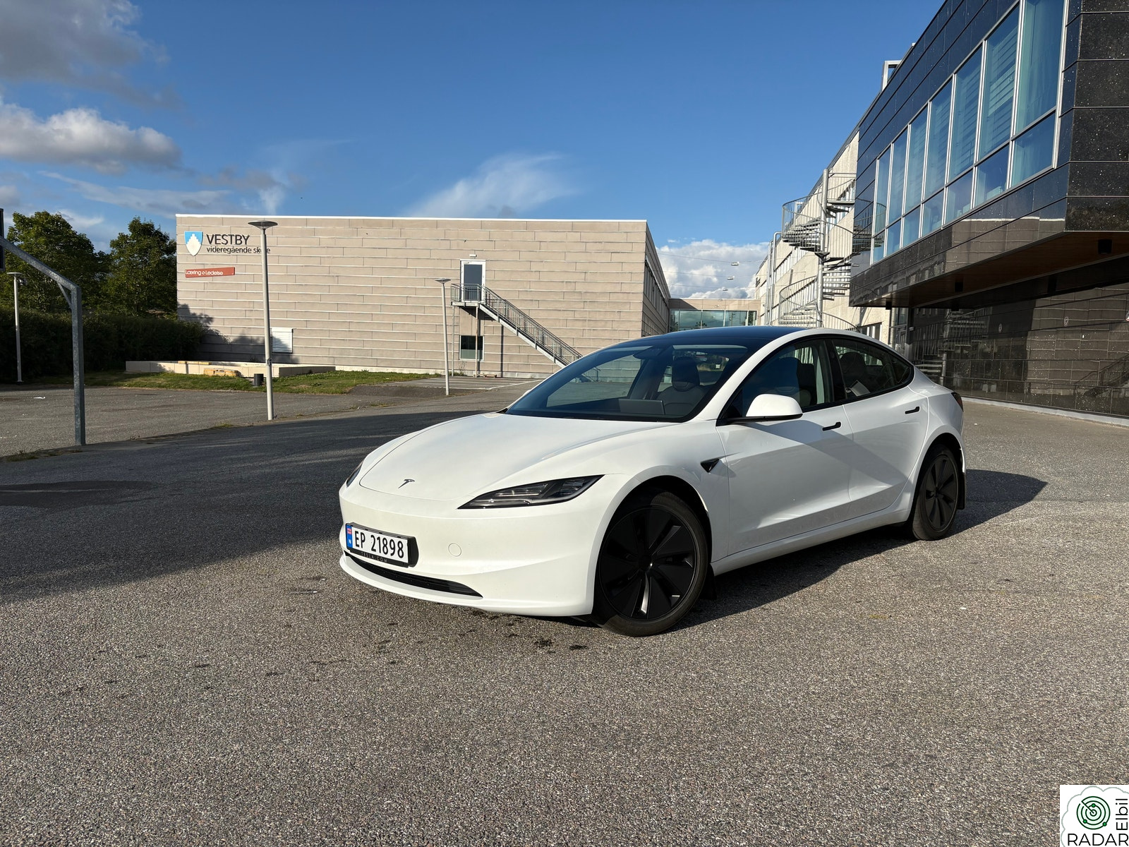 TESLA Model 3 RWD 283hk Premium SR til Salgs!