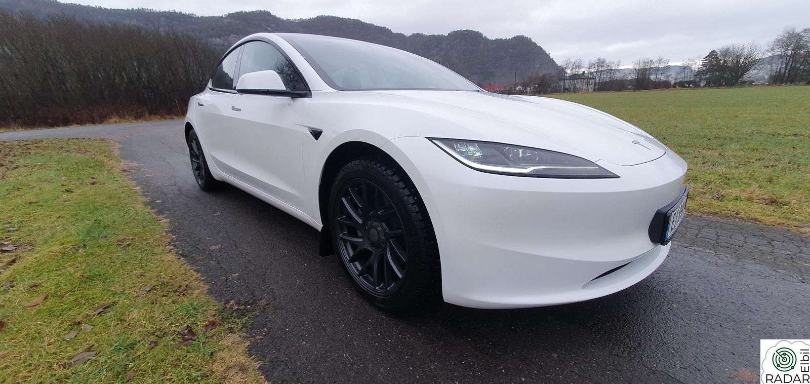TESLA Model 3 Premium, V+S 18" hjul,skinn,tv bak, 2 ladekabler