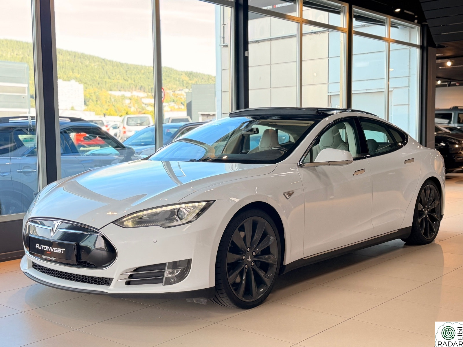 TESLA MOTORS MODEL S P85+7 SETER--GRATIS LADING-PANO-BYTTET BATTERI