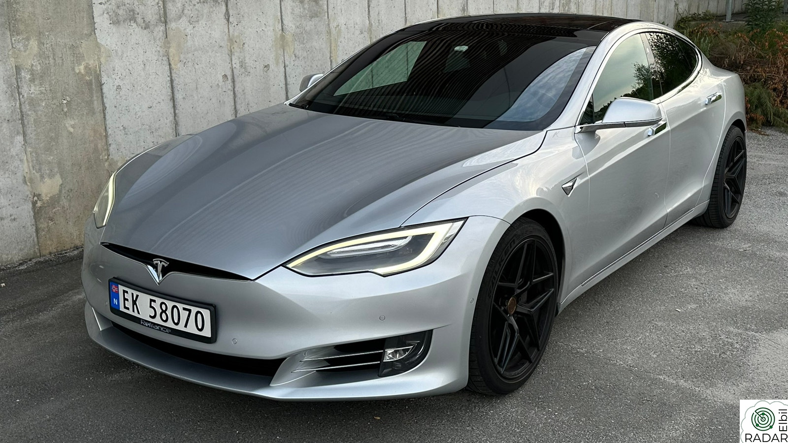TESLA Model S 75