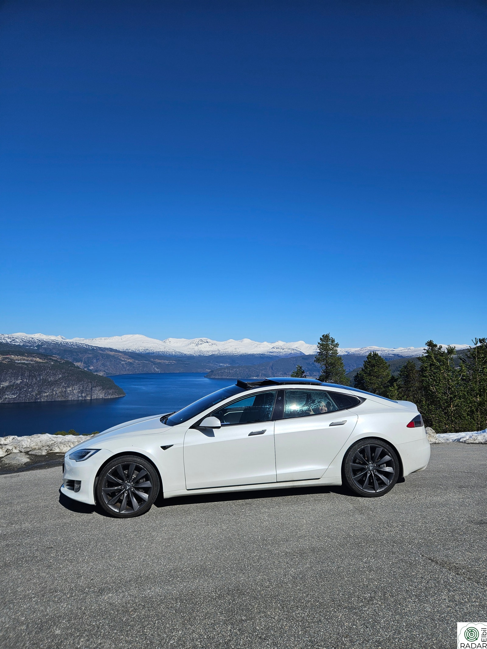 TESLA Model S 75