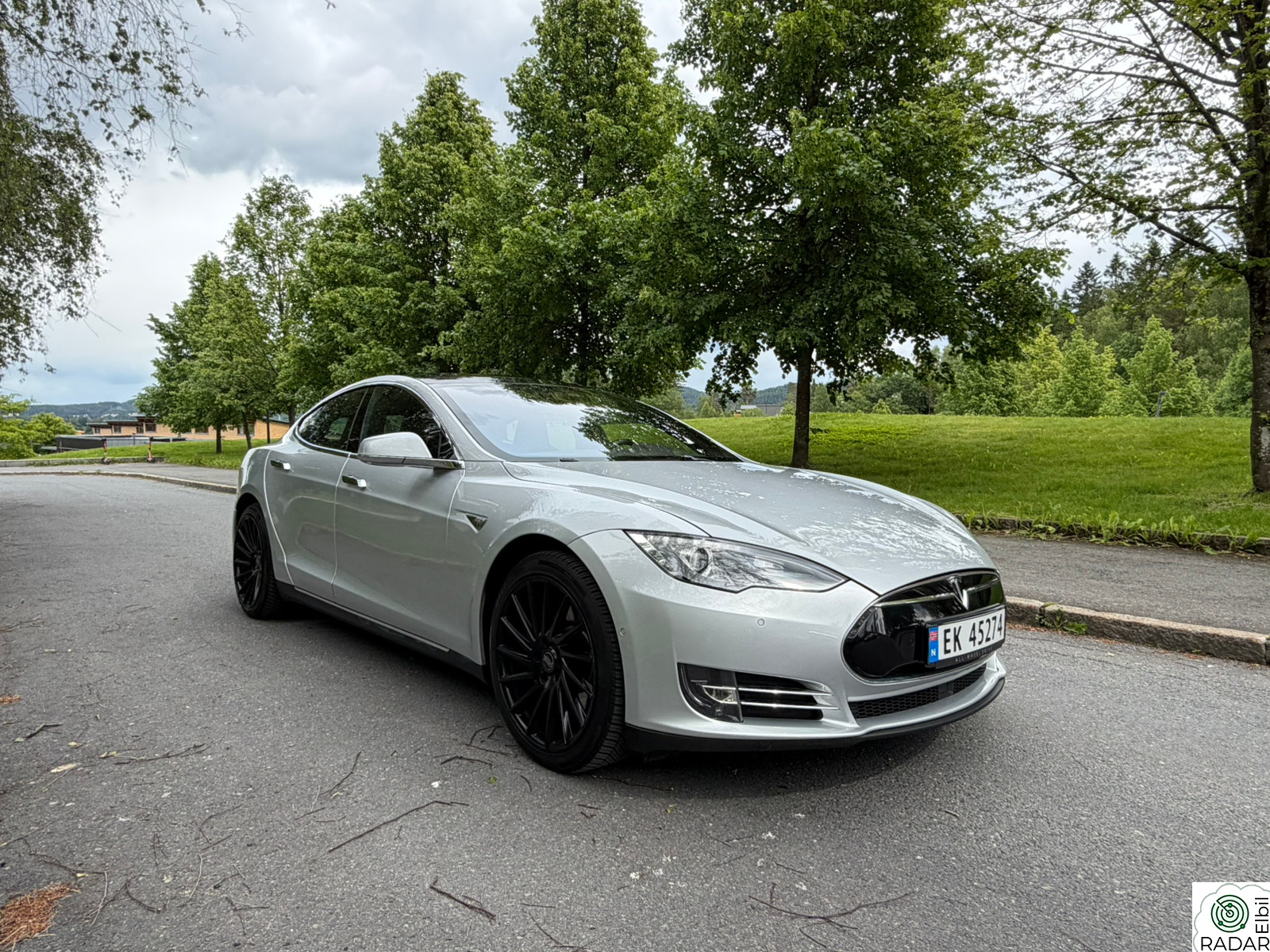 TESLA MOTORS Model S P90D Performance / God historikk / Nye dekk
