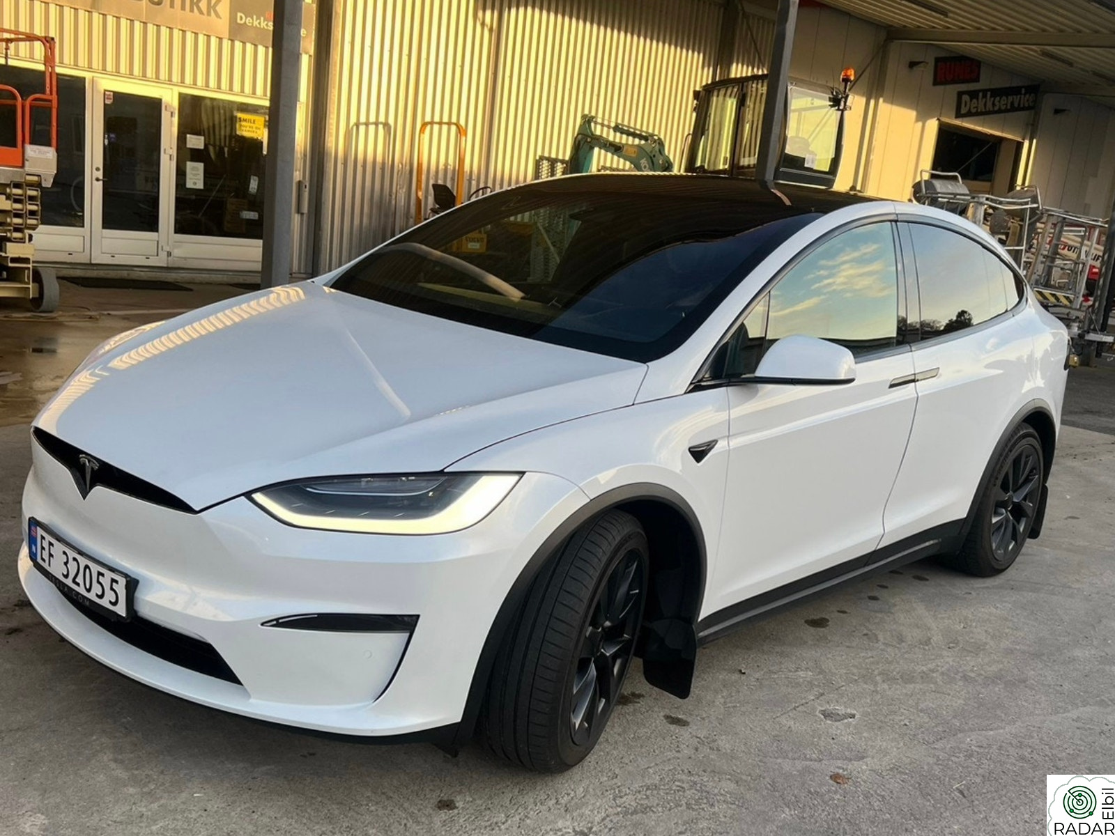 TESLA Model X Plaid