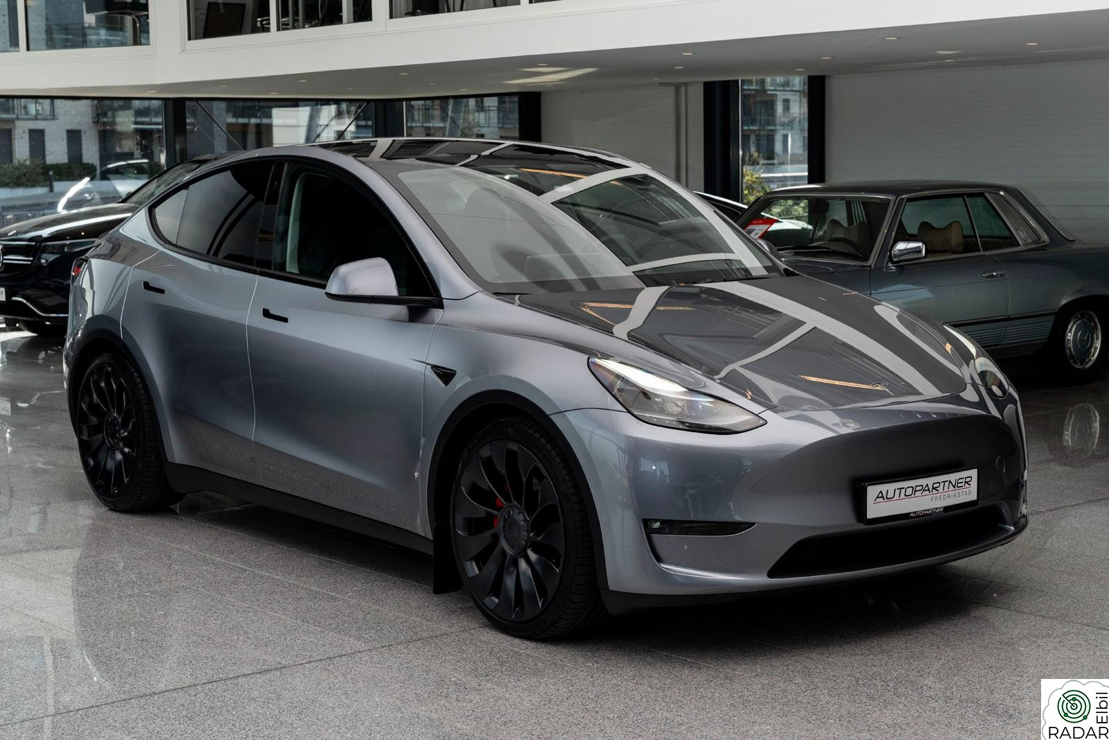 TESLA Model Y Performance AWD, Panorama, Hifi, Hengerfeste, 21"++