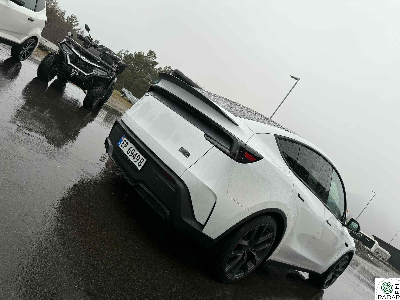 TESLA Model Y Performance 21" S & V  Sort Skinn  Hengerfeste