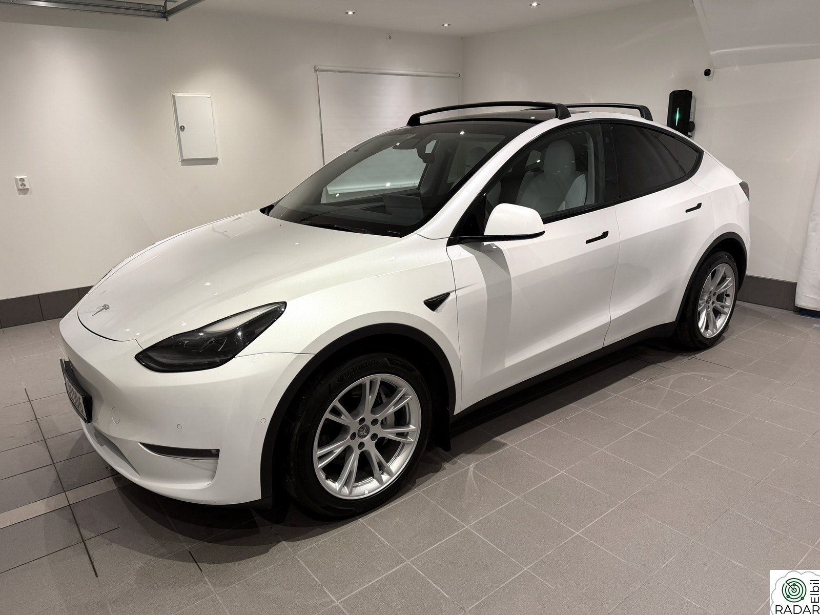 TESLA Model Y Dual Motor AWD Autopilot Krok
