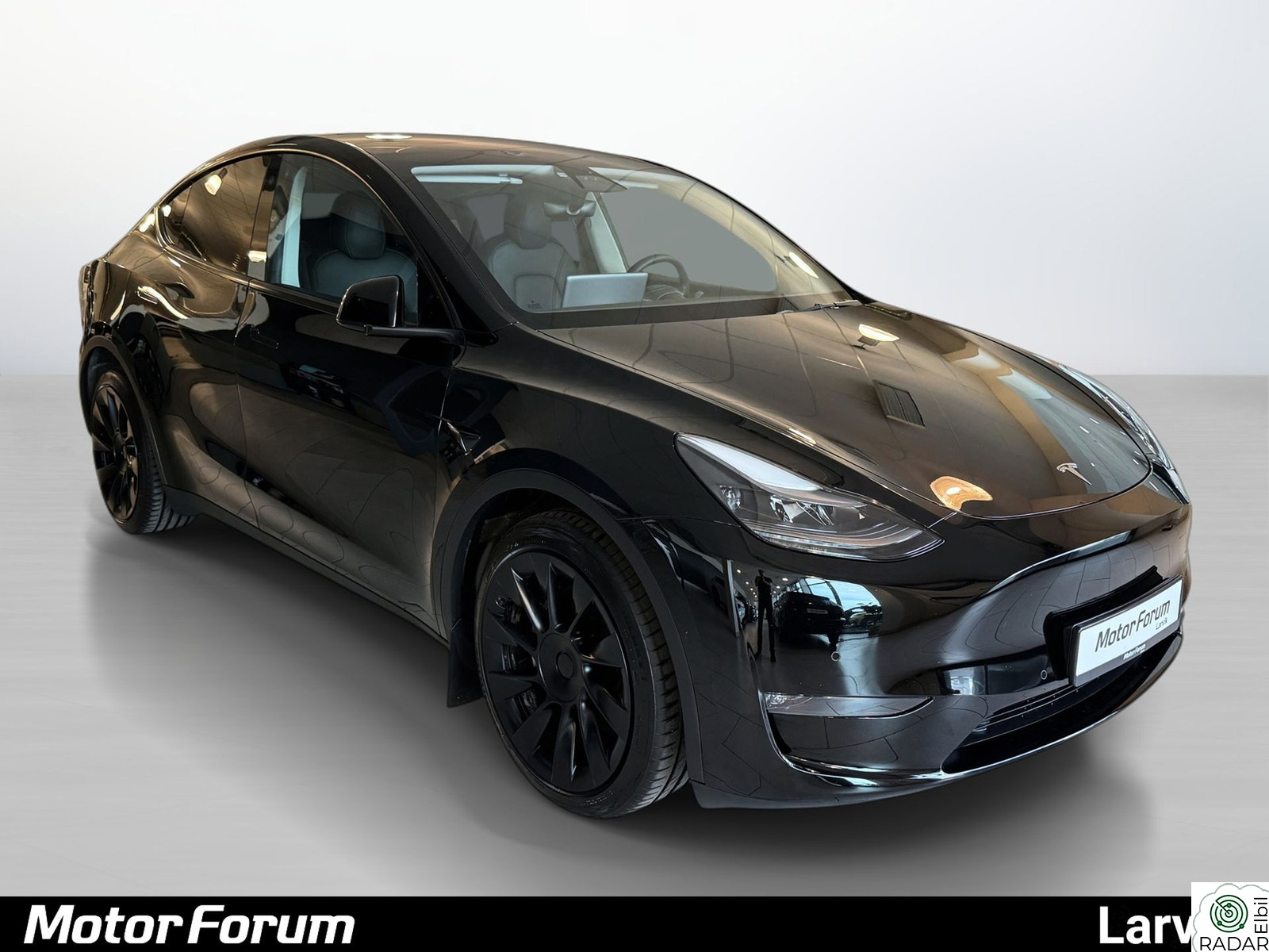 TESLA Model Y Long Range AWD | Hengerfeste |