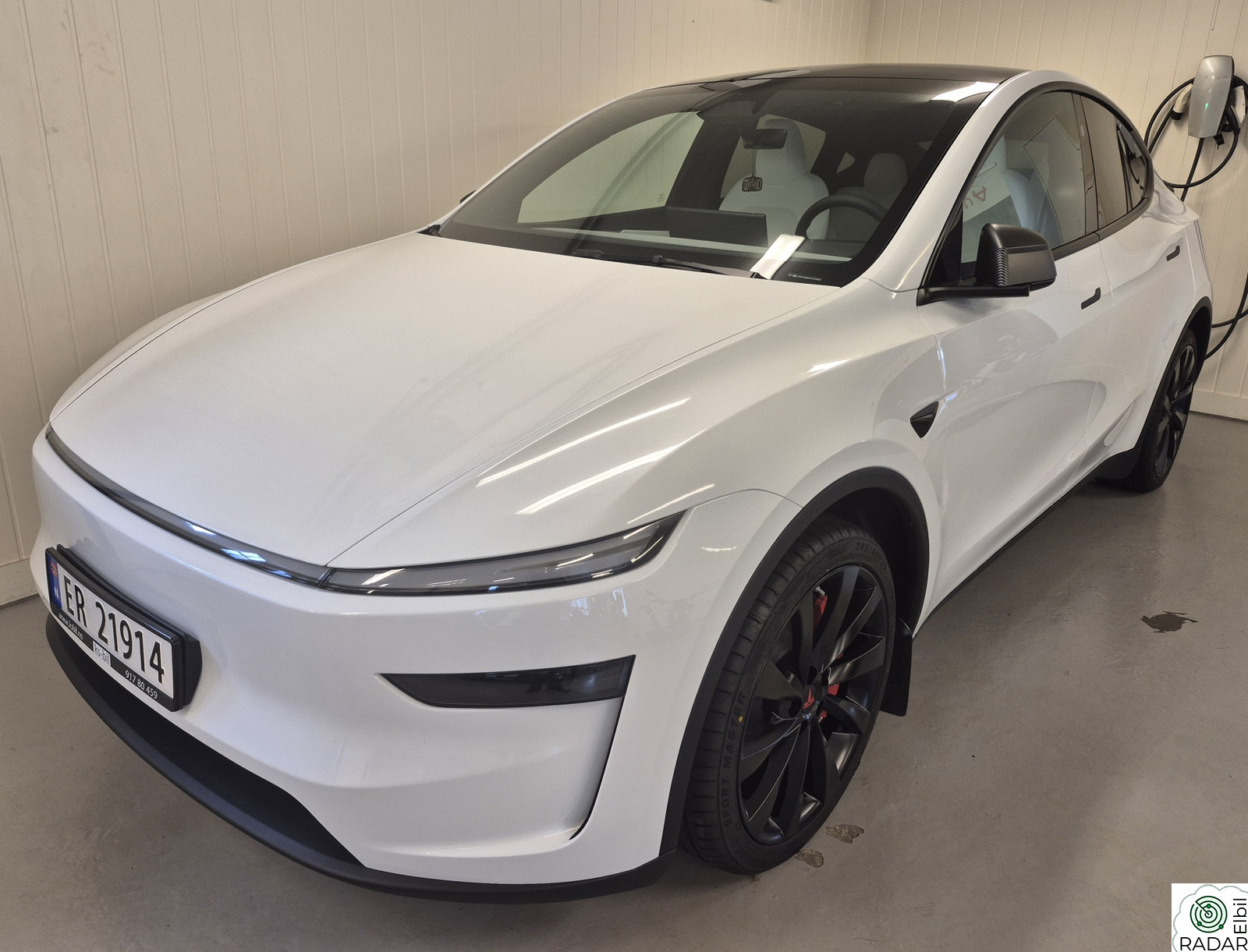 TESLA Model Y LR/AWD/Juniper/Premium/Hvit/20"/Spoiler/Røde calipere