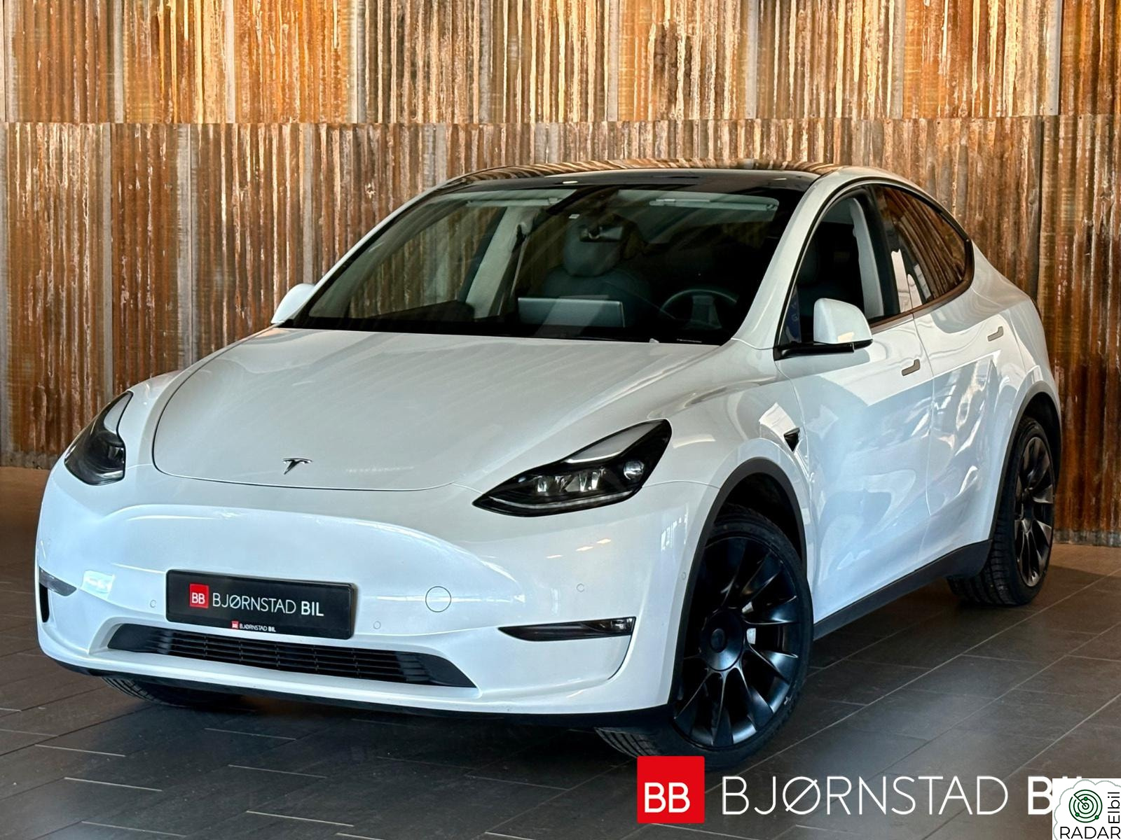 TESLA Model Y AWD Long range Panorama / Autopilot / Skinn +++