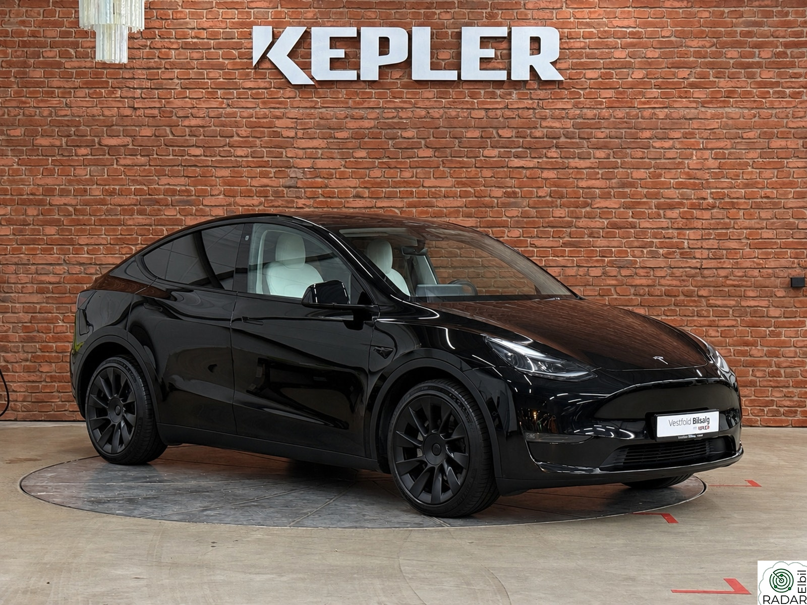 TESLA Model Y LR AWD, 20", mørke ruter