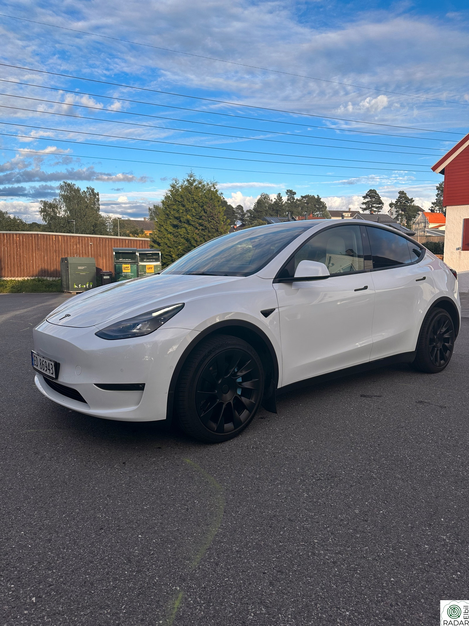 TESLA Model Y Firehjulstrekk, Long Range, hengerfeste, hvitt interiør