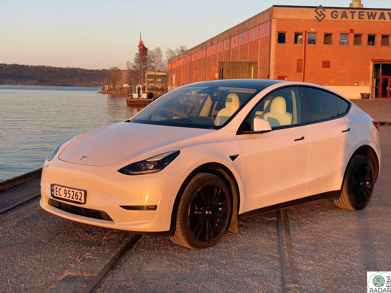 TESLA Model Y Long Range AWD - med nyere batteri (kun gått 33.000 km)