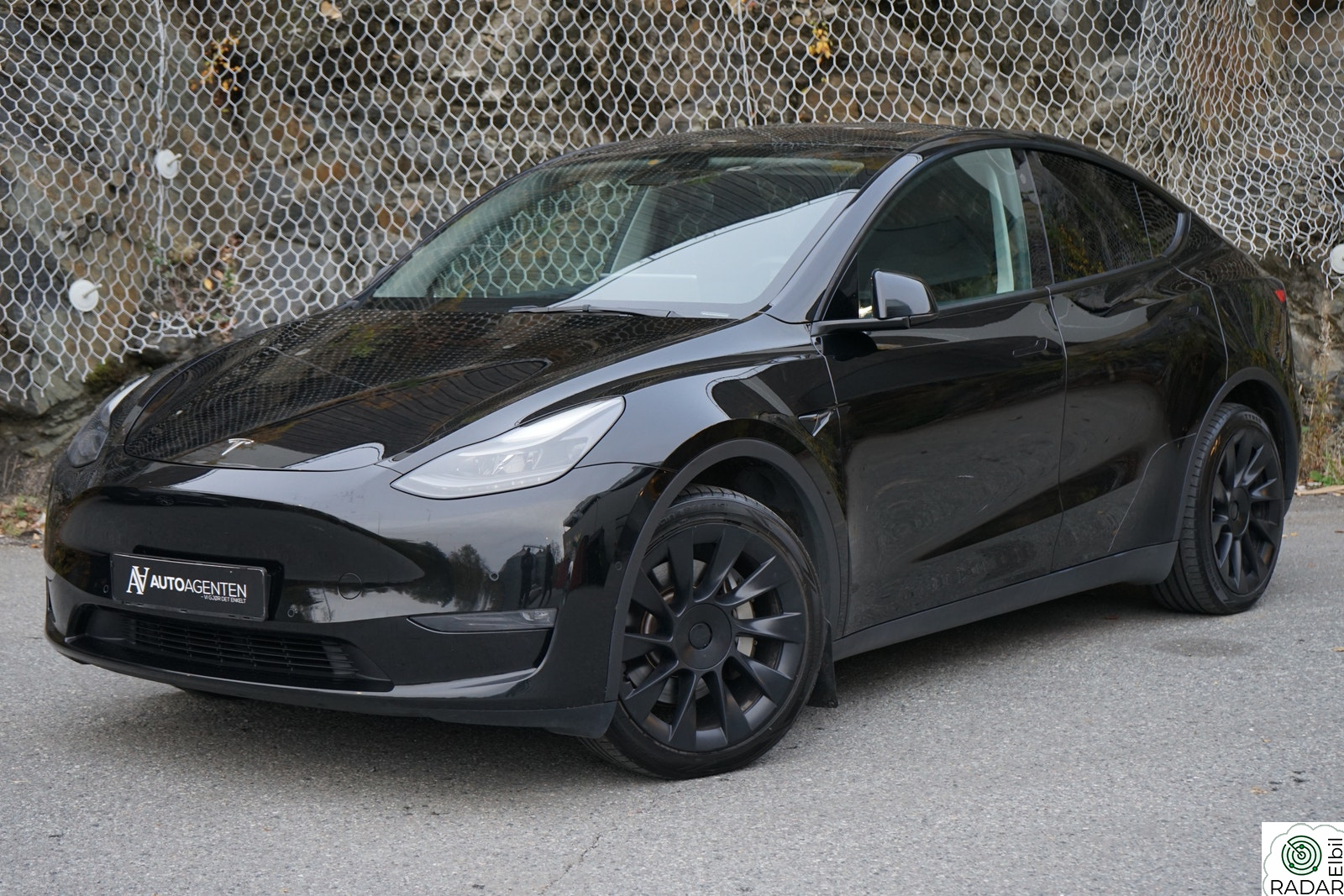 TESLA Model Y Long Range AWD/ Autopilot/ 20"/++