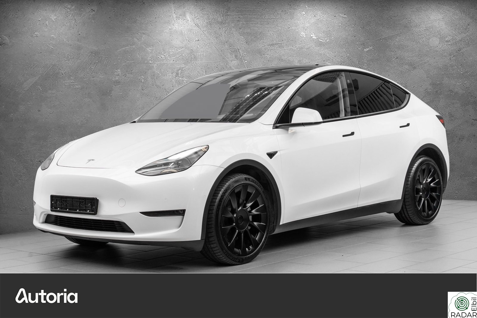 TESLA Model Y Long Range AWD Panorama/Hengerfeste+++