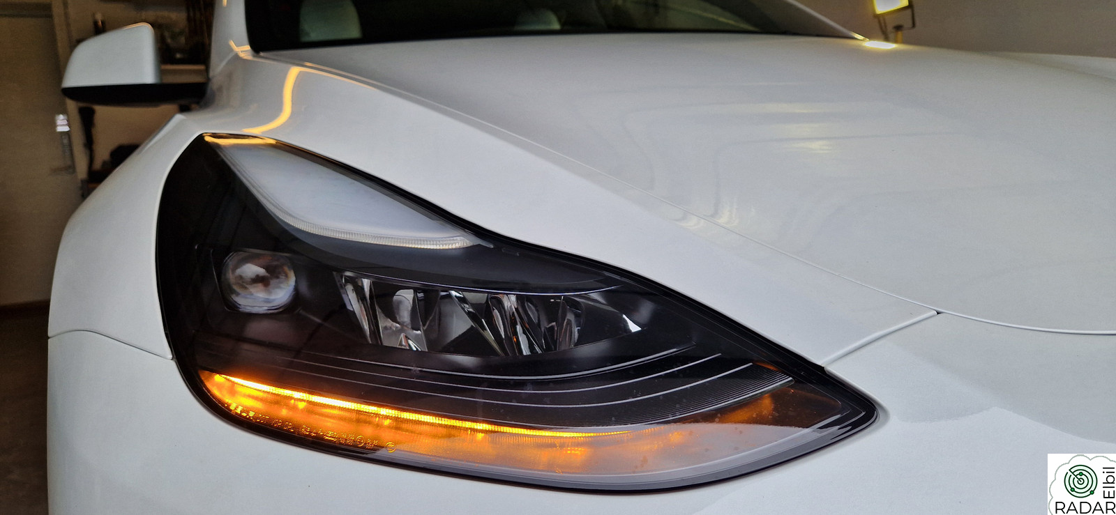 TESLA Model Y Long Range AWD, hengerfeste, hvite seter