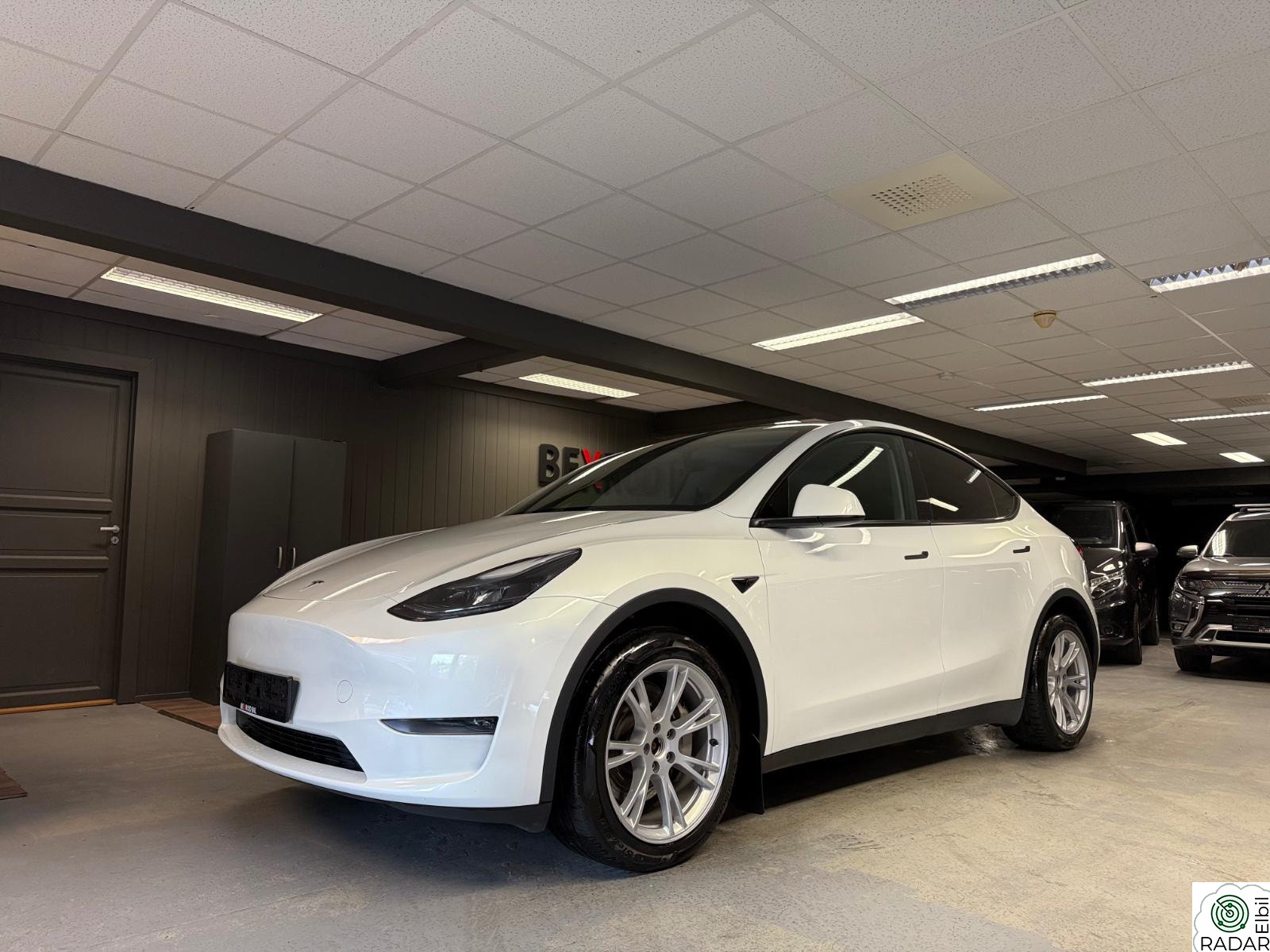 TESLA Model Y Long Range, AWD, Hengerfeste, Autopilot