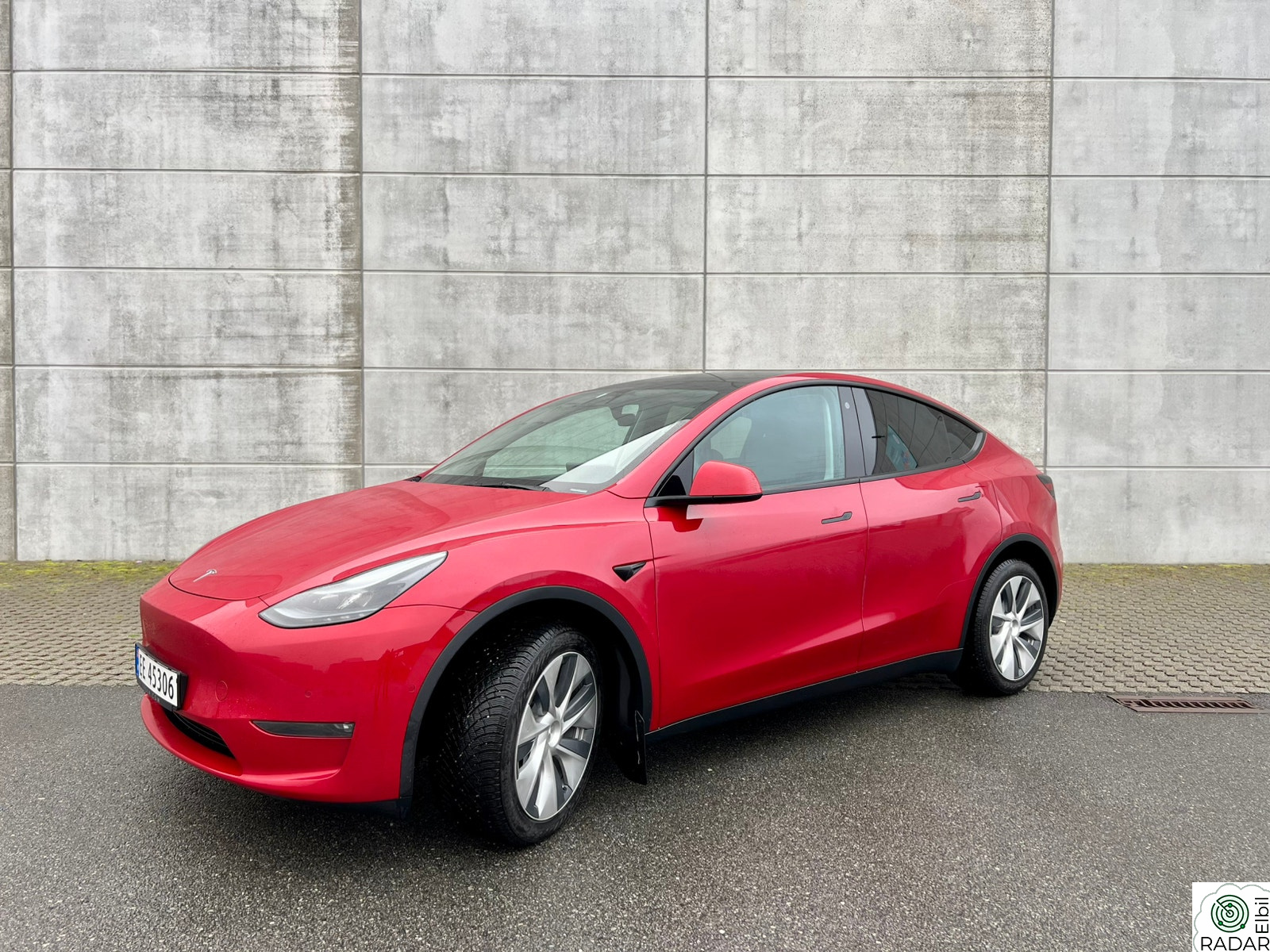 TESLA Model Y Long Range AWD - En skikkelig godbit med lav km.