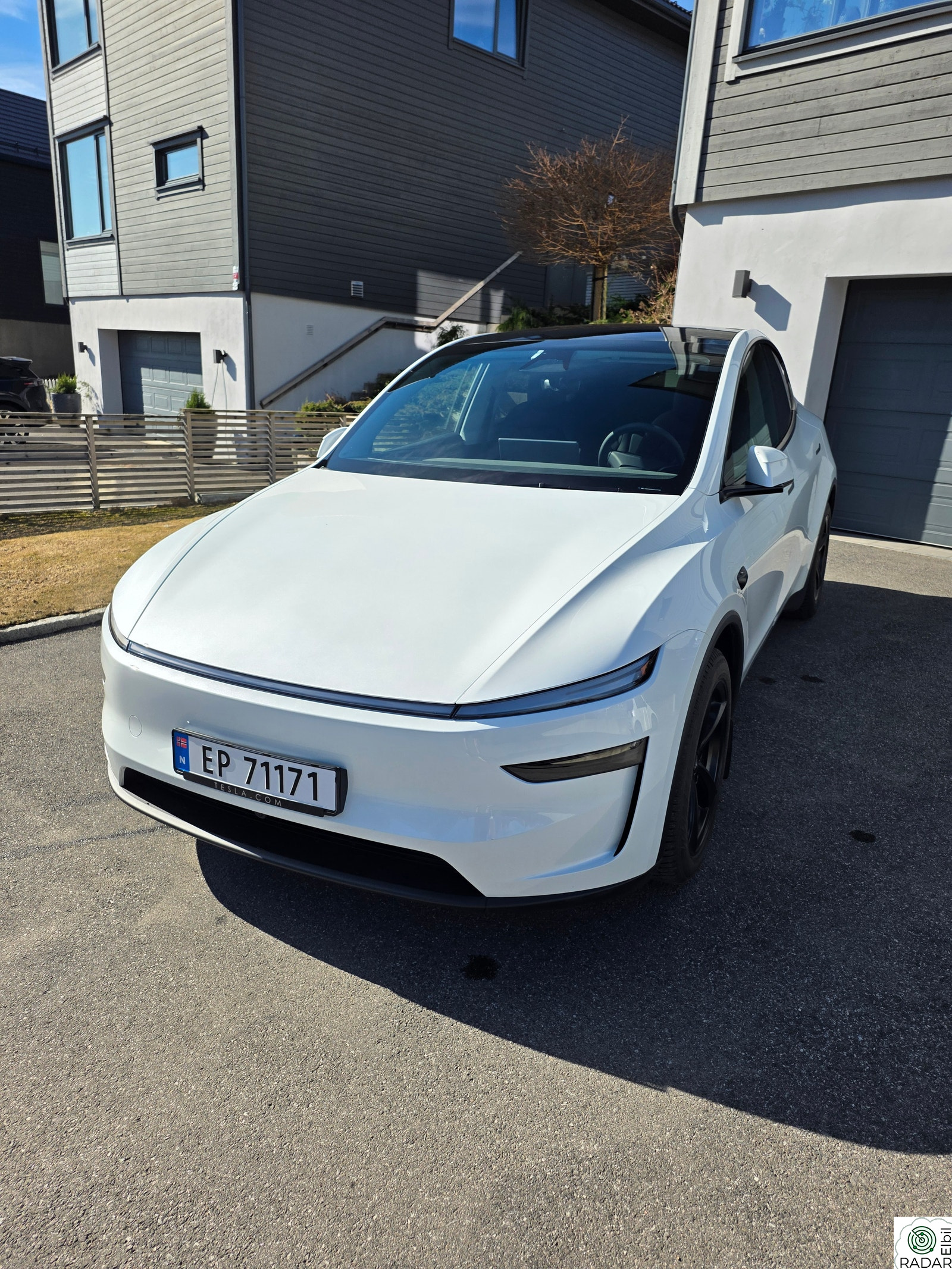 TESLA Model Y 2026 Tesla Model Y LR AWD – 4 200 km – Som ny!