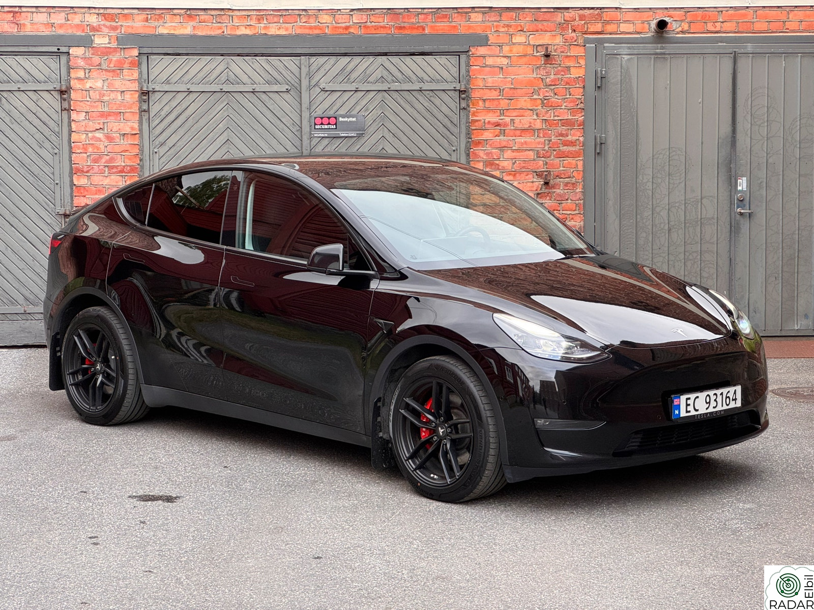 TESLA Model Y Long Range AWD H-feste/Spoiler/Røde kalippere