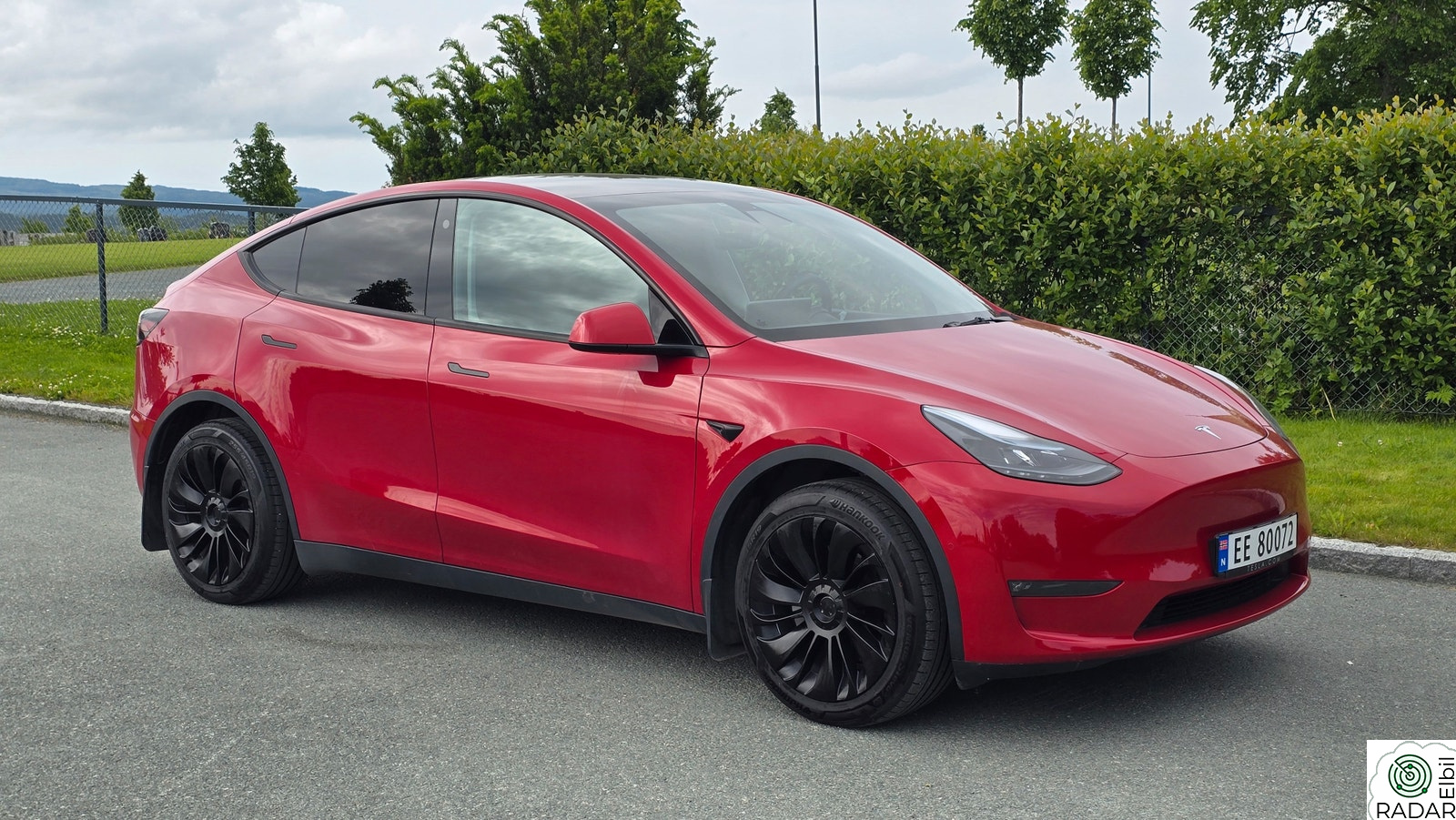 TESLA Model Y Long Range AWD - parkeringssensorer - lav km