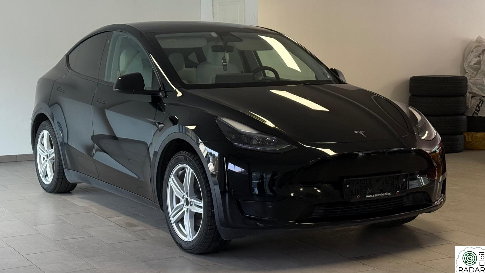 TESLA Model Y SR+ Autopilot Krok Hvit interiør Pano Kamera EU-05.2027