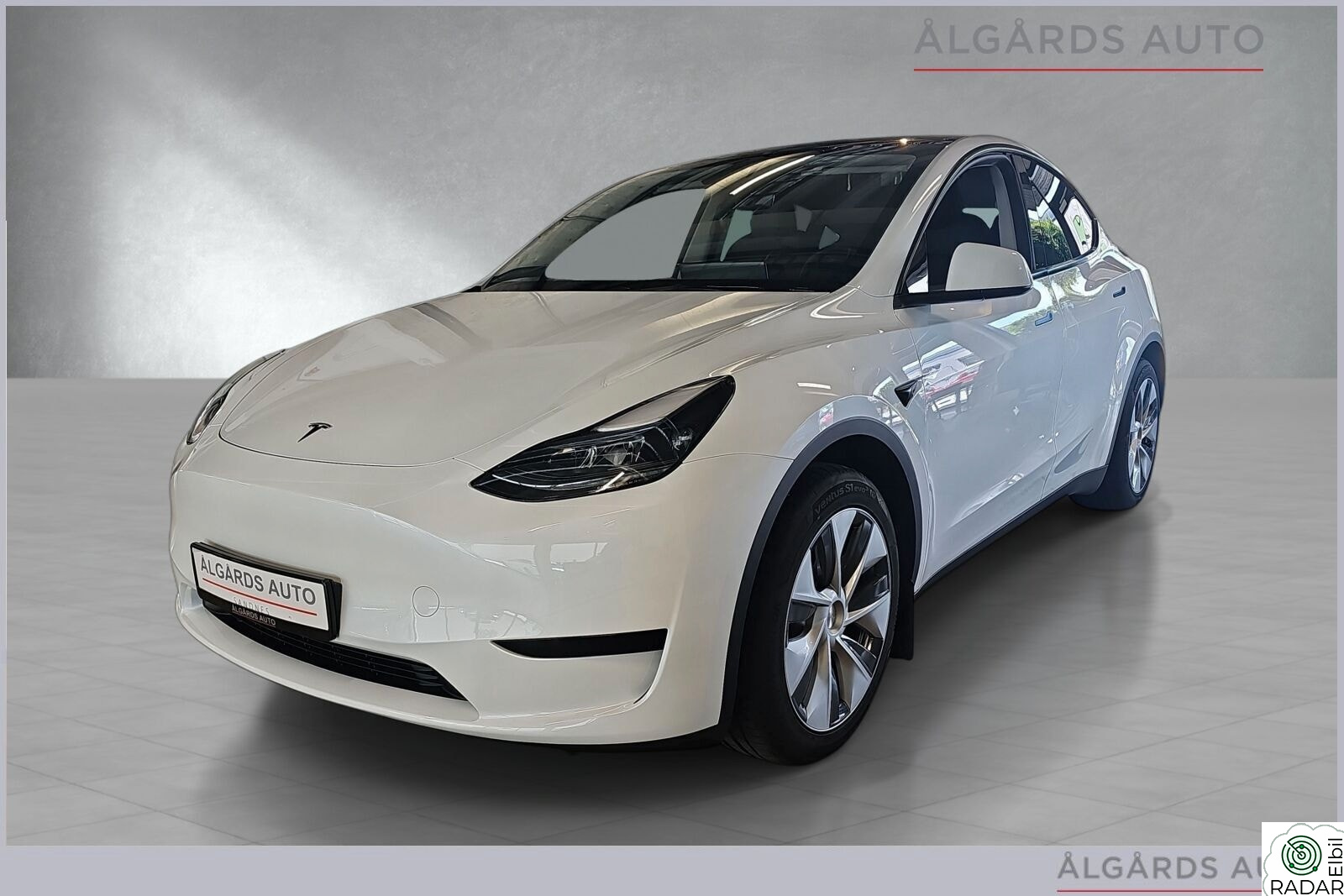 TESLA Model Y Standard Range RWD SKINN-GLASSTAK-NAVI-KAMERA-KROK
