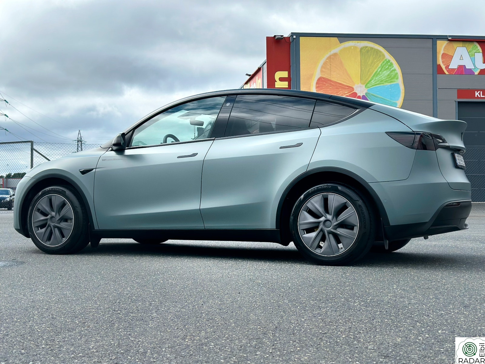 TESLA Model Y LR AWD // KROK // BERLIN // USS // TAKSTATIV