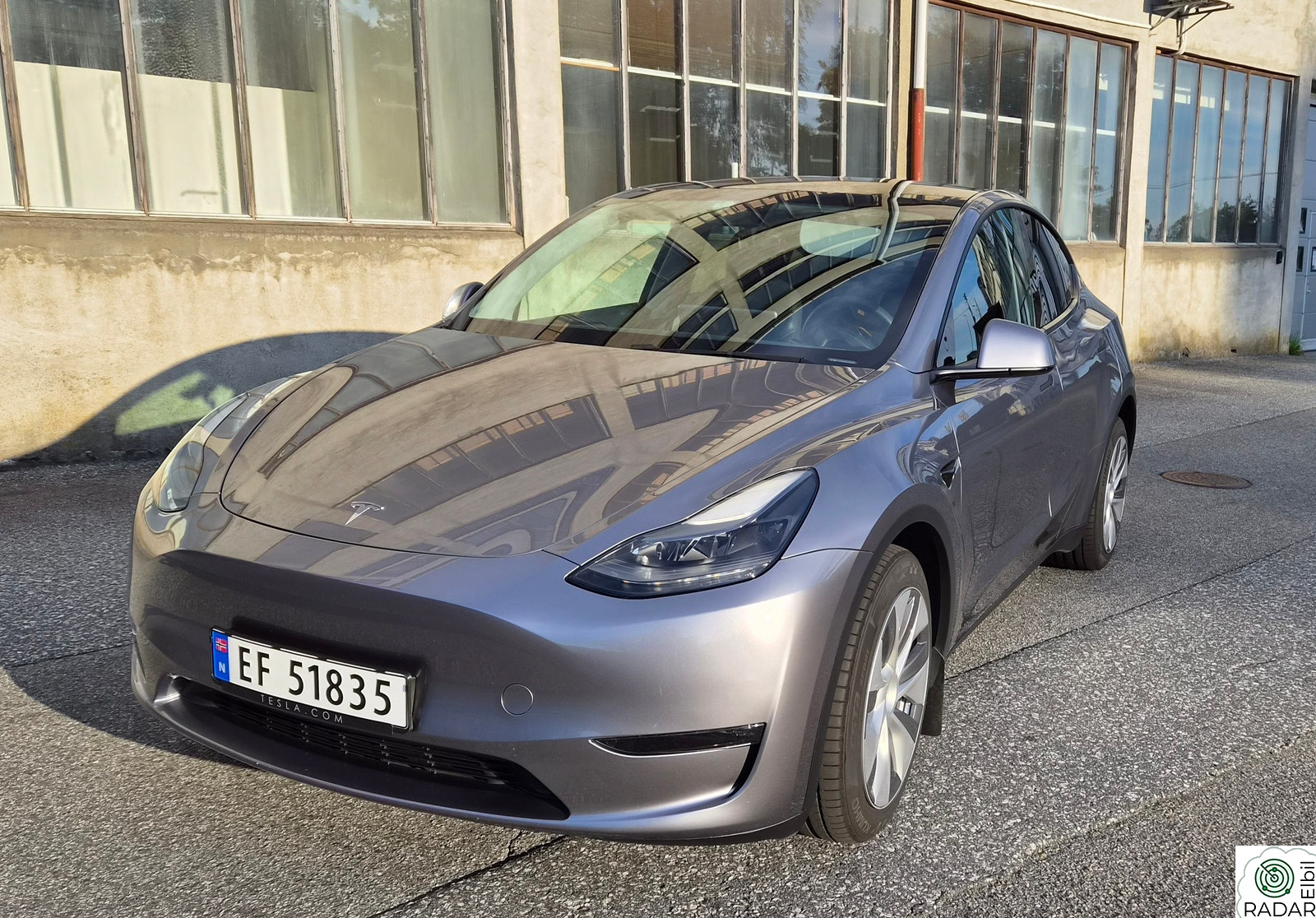 TESLA Model Y Long Range AWD 2023 – Quicksilver – Hengerefste